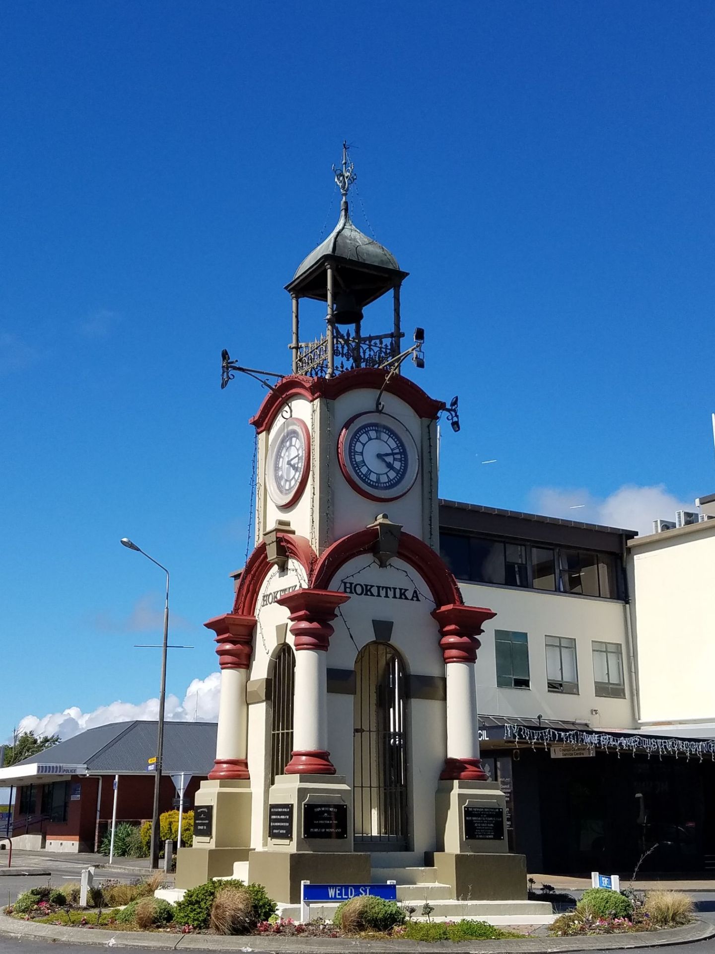 霍基蒂卡是新西兰西海岸的一座小镇，是前往福克斯冰川和费朗兹约瑟夫冰川的必经之处。因出产新西兰特有的绿