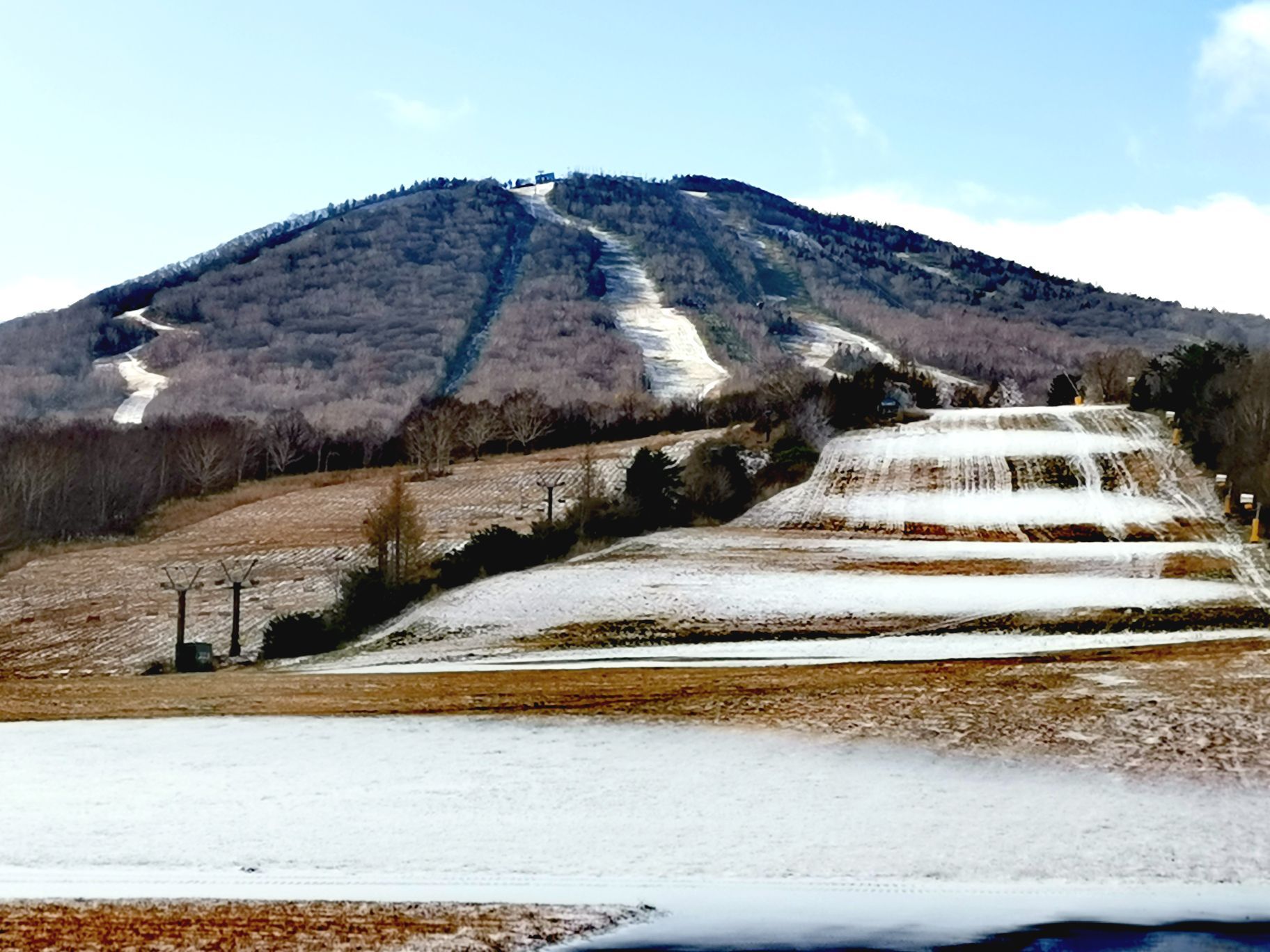 第三下雪了，滑雪场还要晚些时候开，说是日本最好的滑雪场，春天雪墙能达8米之高，昨天跟着自然学校老师去