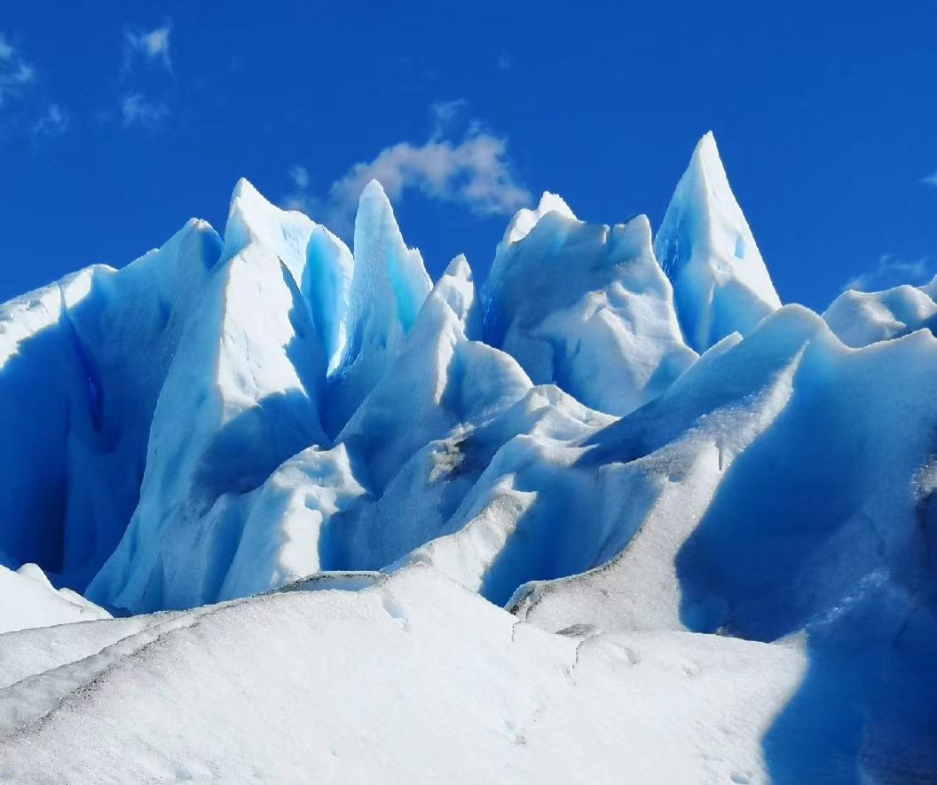 一个离人类最近的冰川——莫雷诺冰川，位于阿根廷冰川国家公园内。是世界上少数活冰川之一。夏季时常可以看