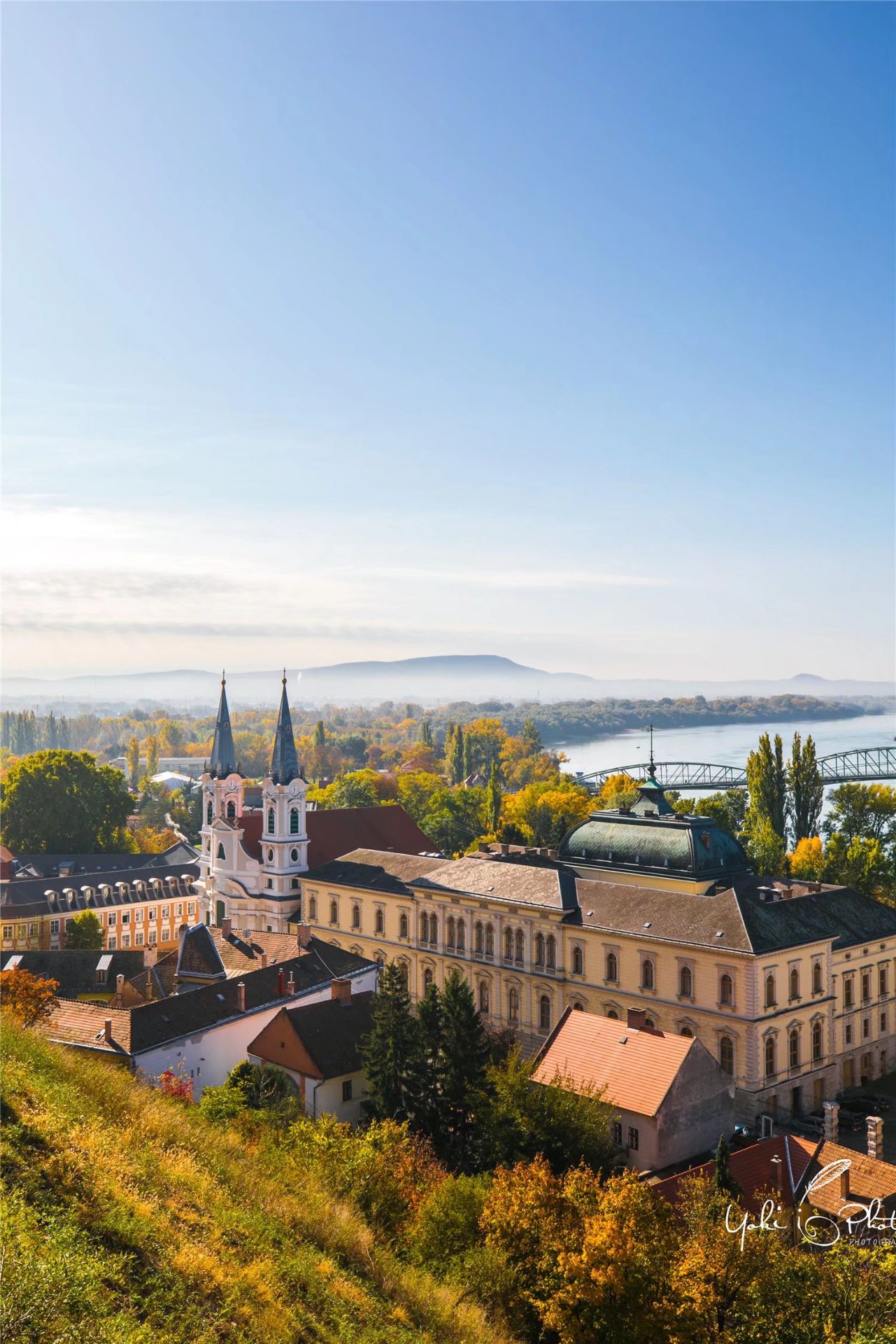 与斯洛伐克相望的匈牙利名城埃斯泰尔戈姆  多瑙河 孕育了许多如珍珠般美丽的小镇大城，埃斯泰尔戈姆便是