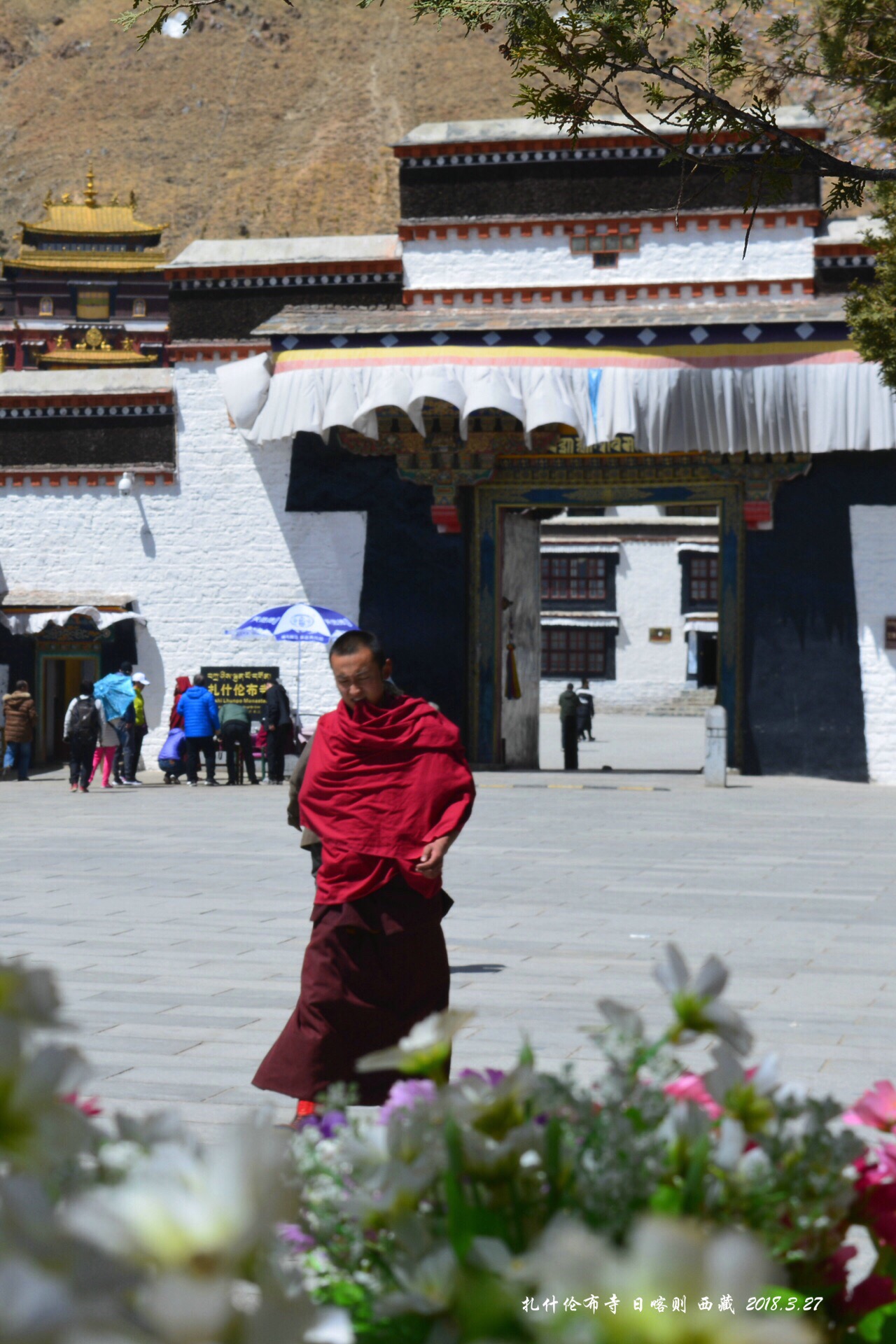 西藏 扎什伦布寺 扎什伦布寺：可与布达拉宫相媲美。它与拉萨的“三大寺”甘丹寺、色拉寺、哲蚌寺合称藏传