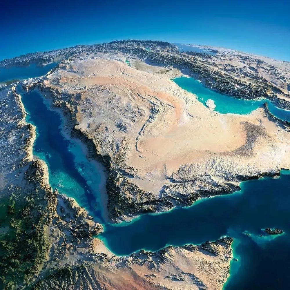 除了“有钱”和“原始” 沙特阿拉伯还是一个神奇的国家 它的一面是沙漠，一面是海洋 世界上最大的流动沙