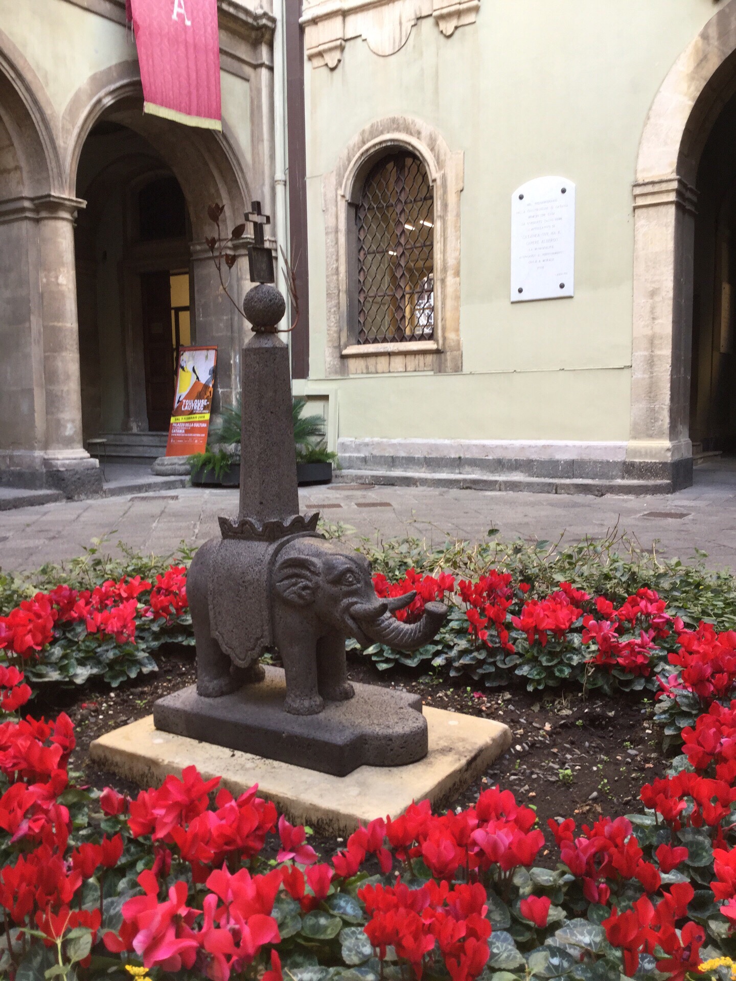 这里是Catania的政治、经济、文化和宗教中心。四周有大教堂，政府部门，还有展览中心。是游客打卡之