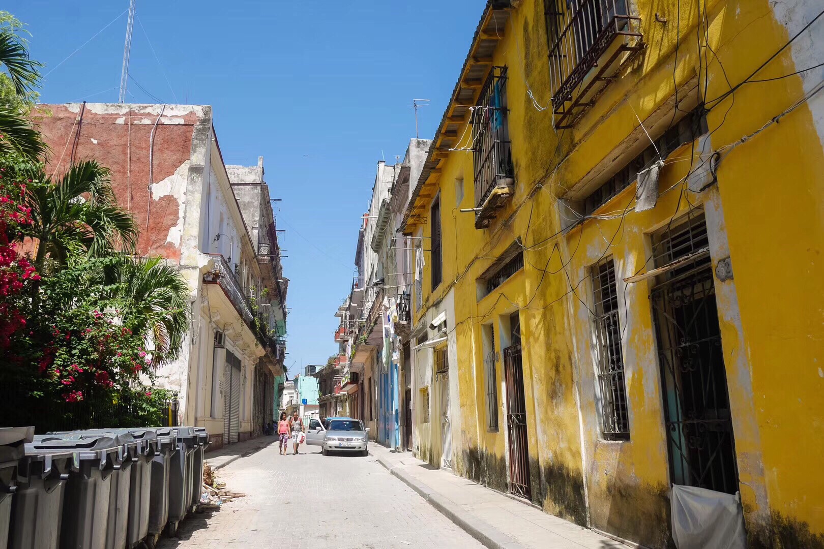 这个午后，忽然间想起古巴，那焦黄的灯光，满大街的音乐，微笑的人们，一下从尘封的记忆中蹦出来，眼角瞬间
