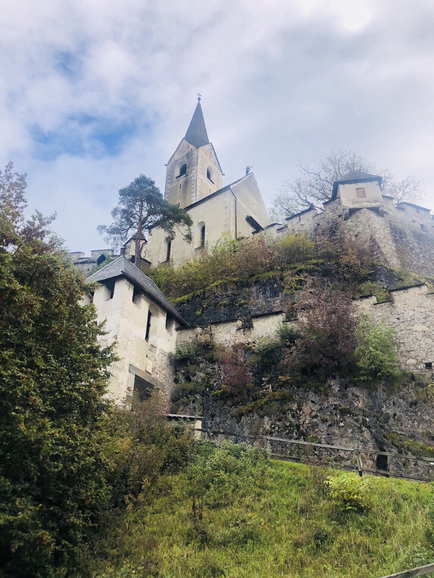 遗落在阿尔卑斯山南麓的城堡，犹如人间仙境般的存在。欧洲保存最完整的城堡之奥地利霍恩斯特维茨城堡和斯洛