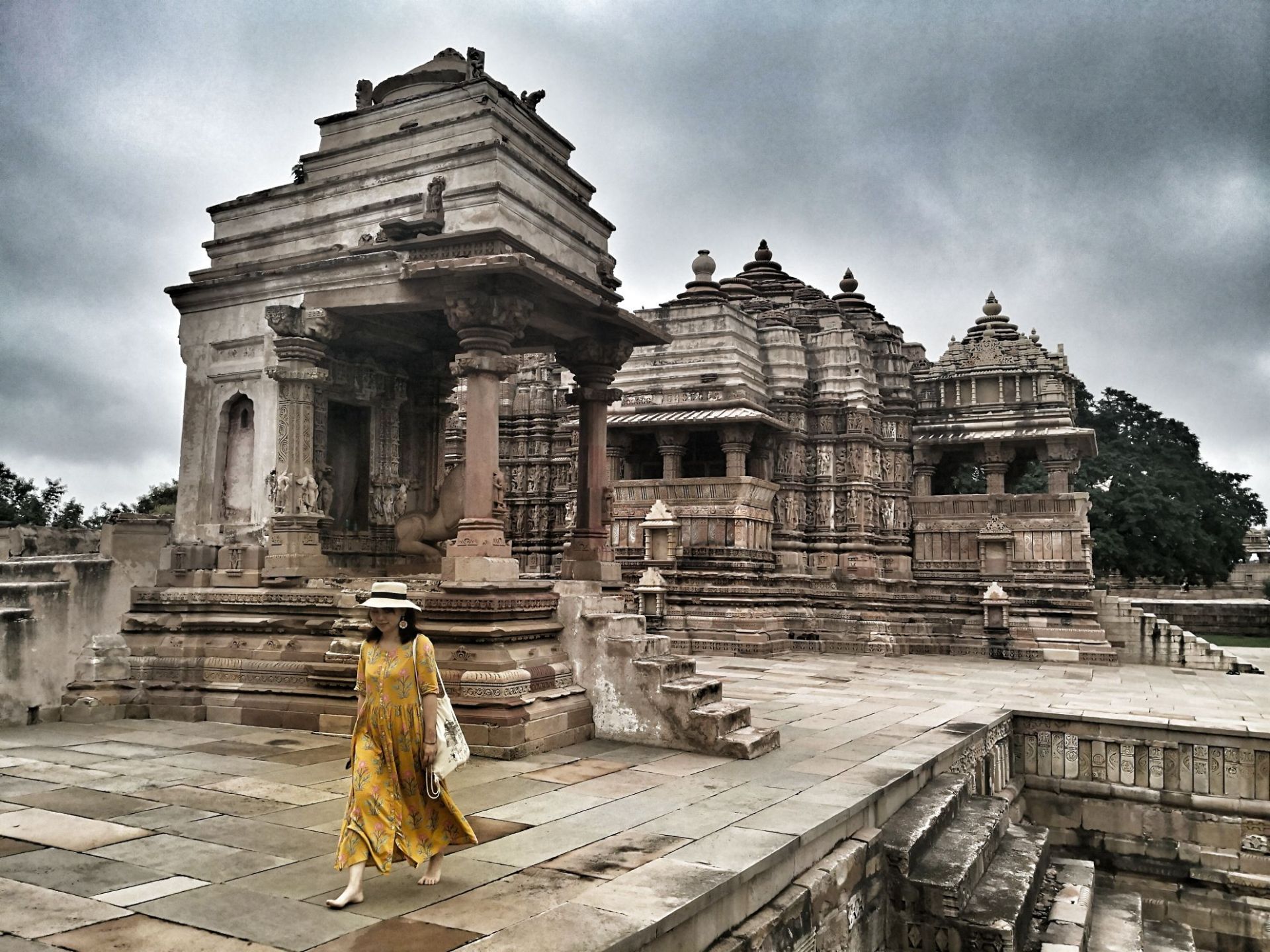 克久拉霍：在印度的寺庙建筑上始终保持着独一无二的地位。它是在旃代罗王朝几代拉其普特王的赞助下建成的，