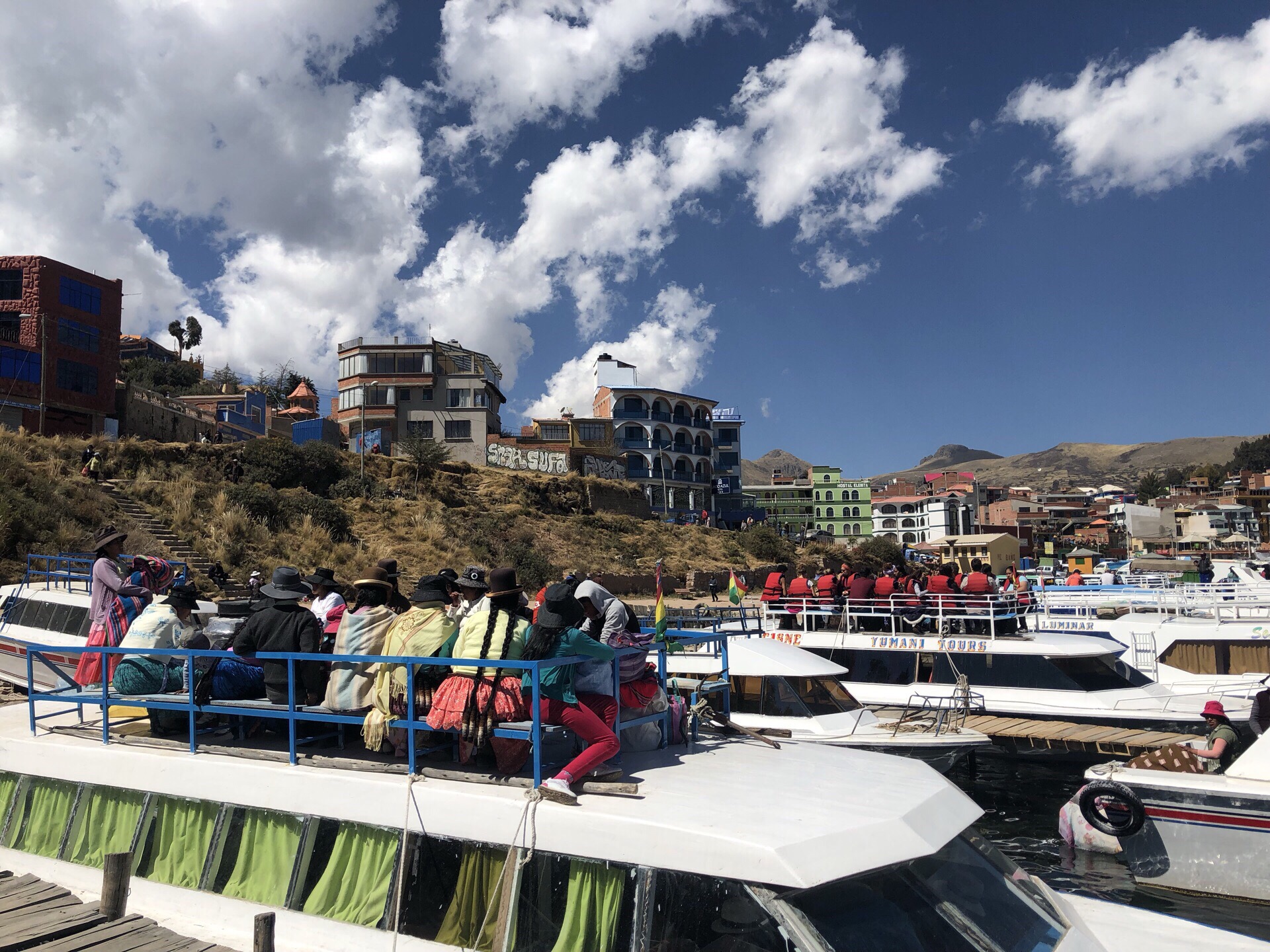 Lake Titicaca.titicaca湖在秘魯和玻利維亞之間。是印加文明的發源地。湖水非常清澈