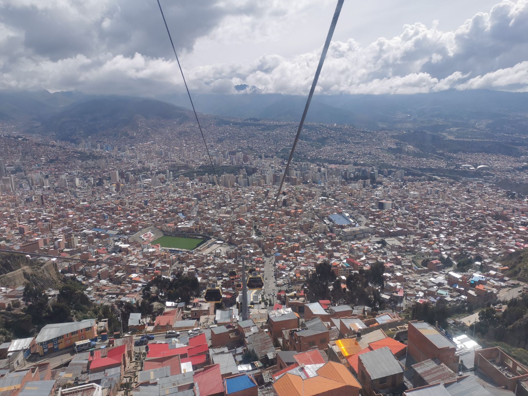 玻利维亚-La Paz，海拔4000多米，缆车线路环绕整个山城，可以制高一览无余整个城市，很漂亮，很