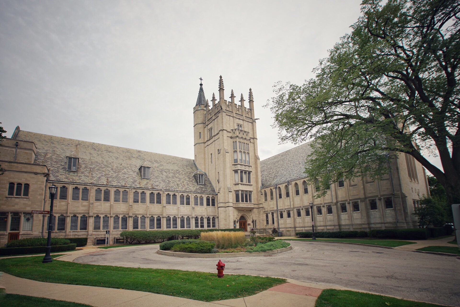 美国西北大学（缩写NU）与1851年创立，至今已有一百多年的历史，是美国著名的高等学府之一，也是十大