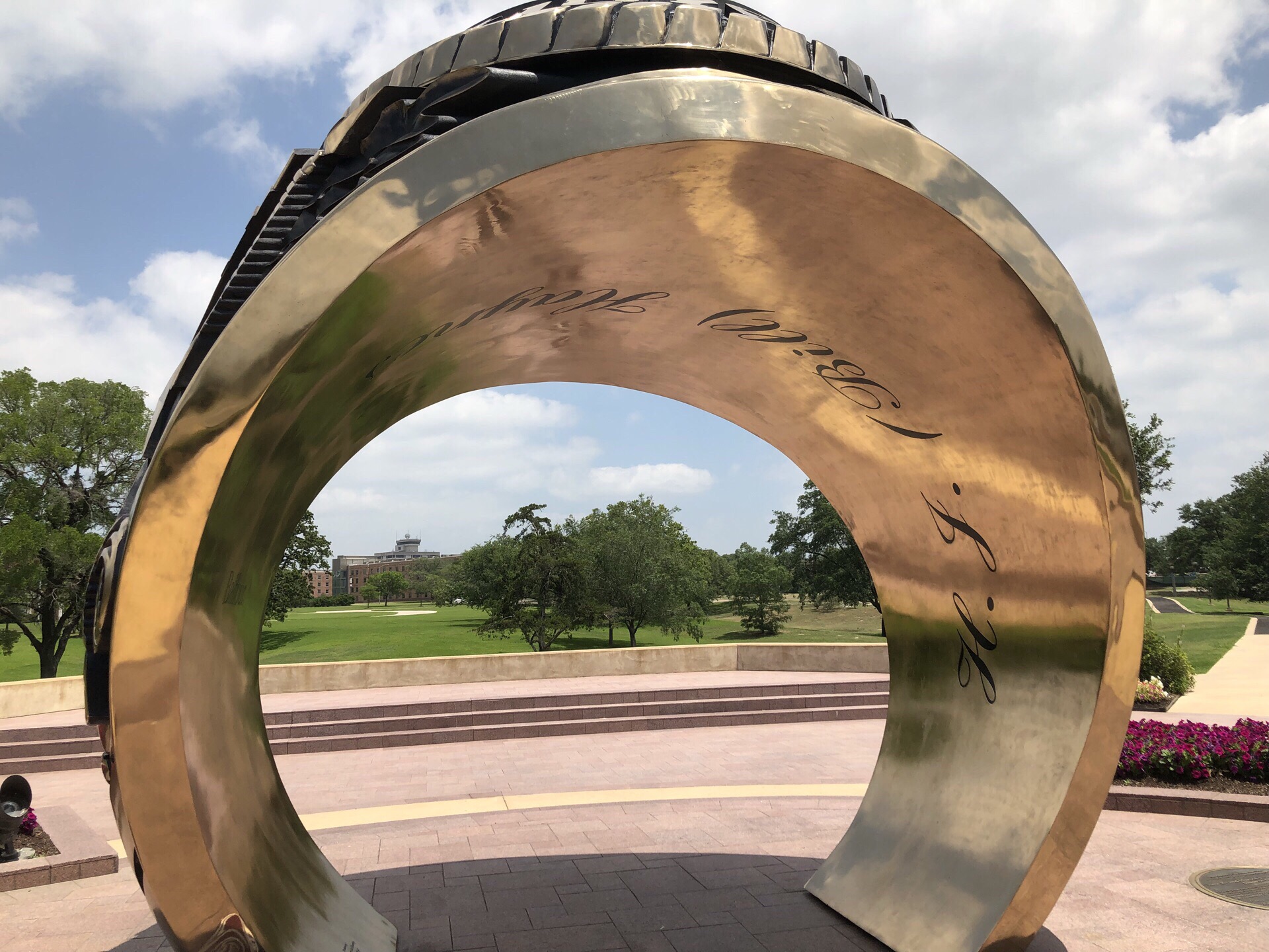 三米多高的戒指你见过吗？在德克萨斯的大学城，有一个巨大的“毕业戒指”，这是大学城的地标艺术品。  这