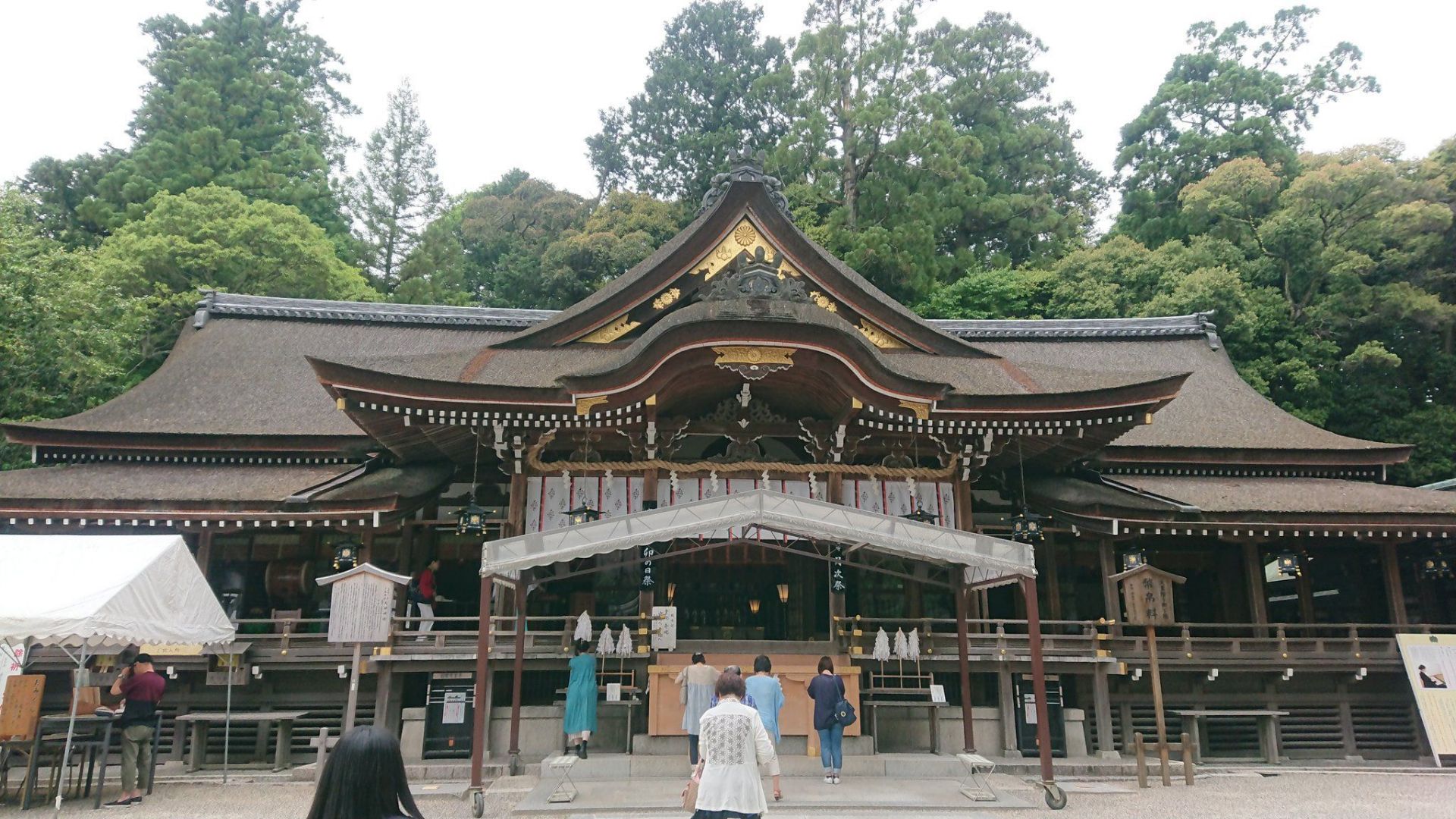 大神神社 大神神社是日本最古老的神社之一，祭祀大物主大神以三轮山为神体（神体山）所成立的神社，至今仍