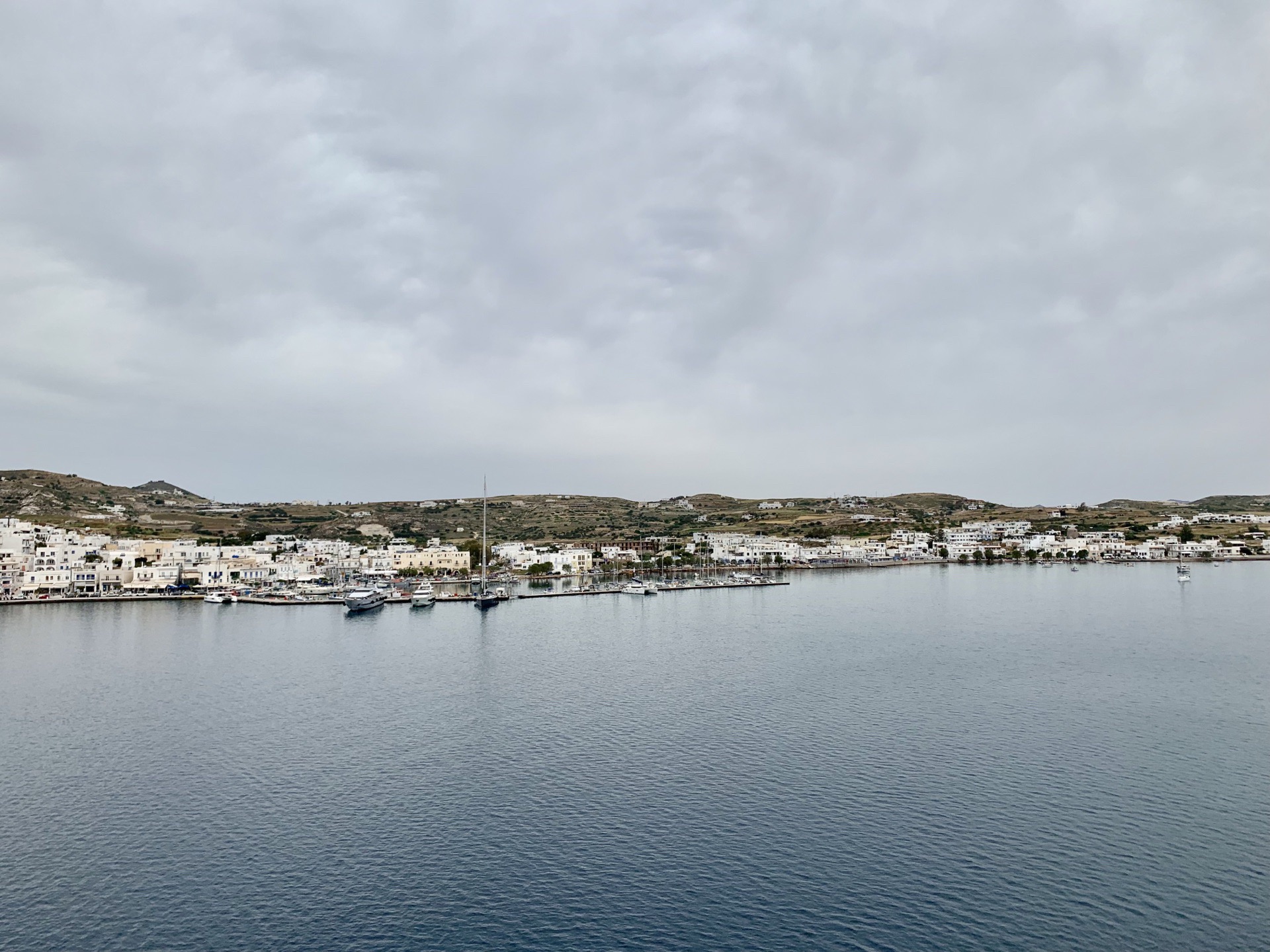 早晨7:00从米克诺斯岛(Mykonos )启航,午间12:30停靠希腊米洛斯岛(Milos);邮轮