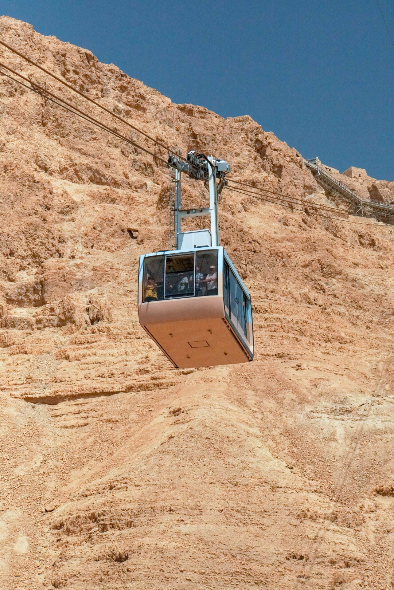 用不陷落的马萨达 马萨达位于犹地亚沙漠与 死海 谷底交界处的一座岩石山顶，其东侧悬崖高约450米，从