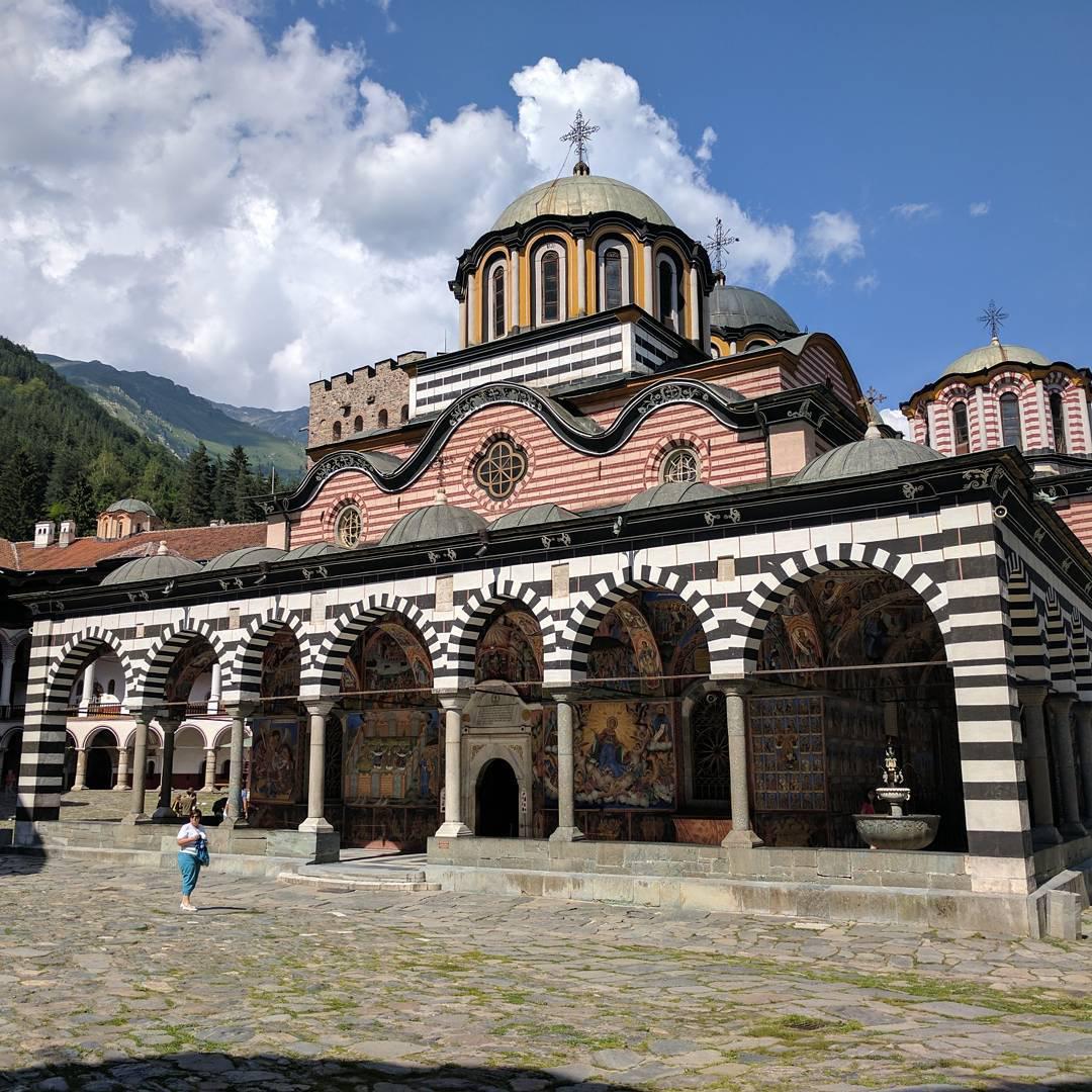 ⛪保加利亚最大的修道院让我大开眼界——里拉修道院  ⛪第一次来到修道院和山谷就是这次处在海拔1100