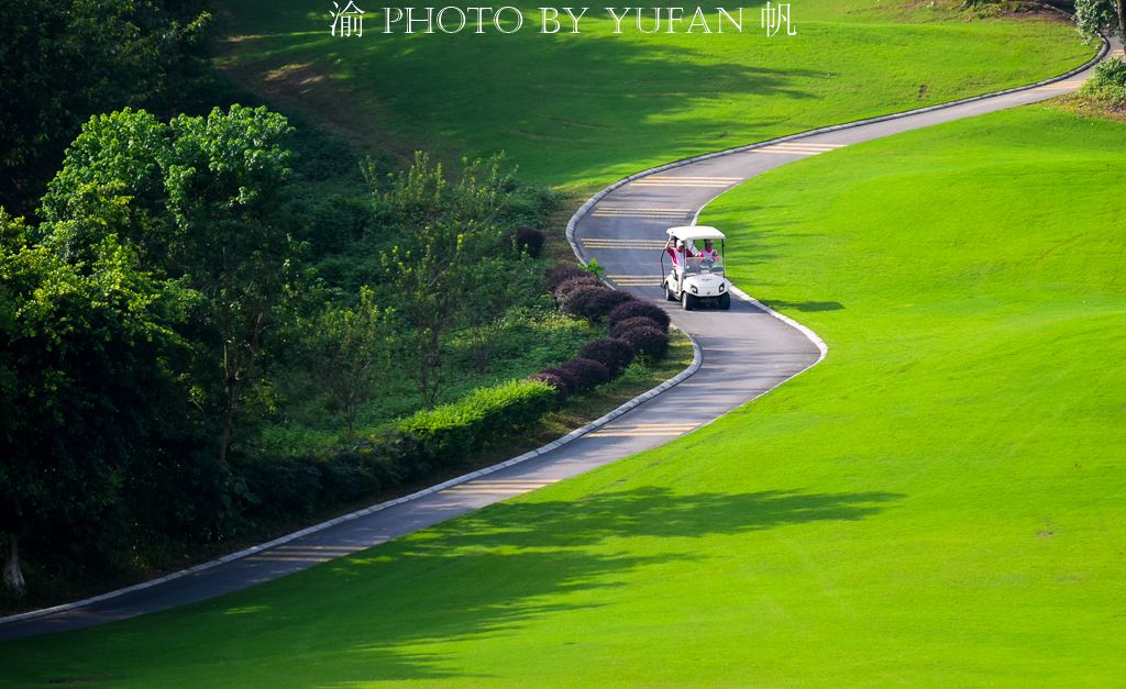 住在保利皇冠假日酒店，自然要到重庆最大的高尔夫球场——保利高尔夫球场体验一下，作为重庆唯一的36洞球