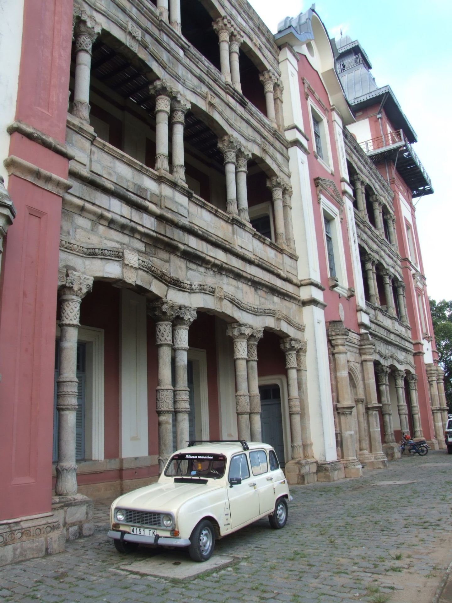 这里是以前马达加斯加岛的总理府，现在这里已经被改造成马达加斯加的一座博物馆。在这里收藏着许多这个国家