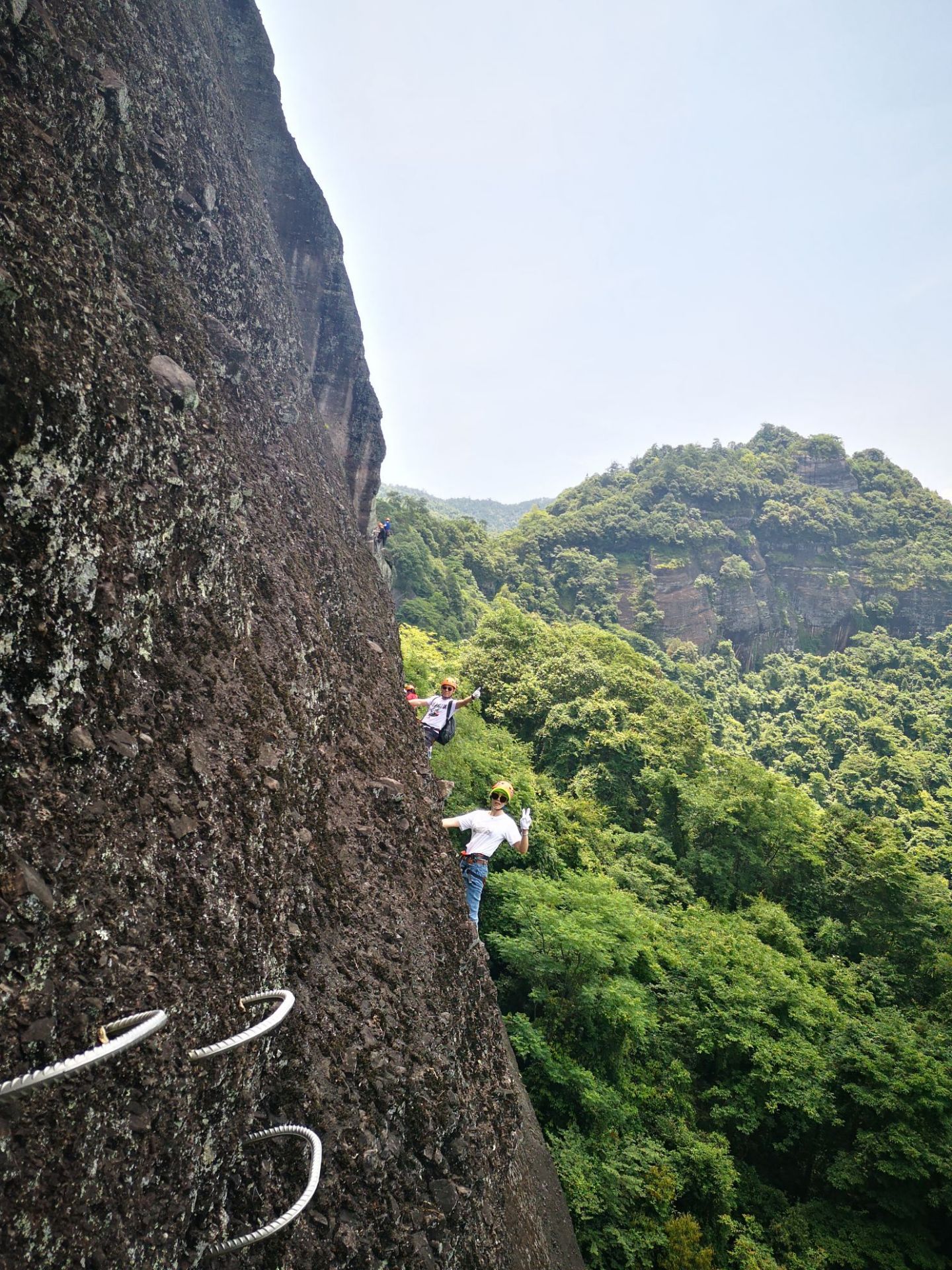 特意来东浒寨体验攀岩 那就一个刺激啊 都不敢相信 刚开始的那几十米自己是抖着双脚过来的 还好 自己完
