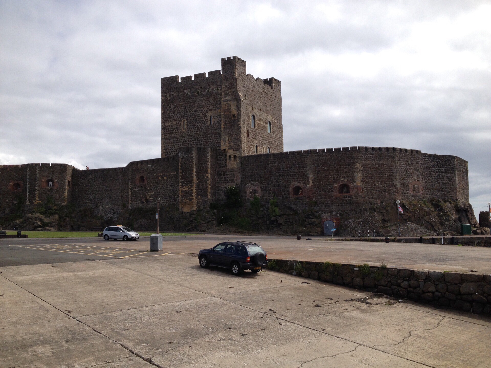 北爱尔兰的城堡遗址及其他。外面看到的很雄伟高大，里面的房间都不大。作为战斗堡垒，宽大的墙体占据了很大