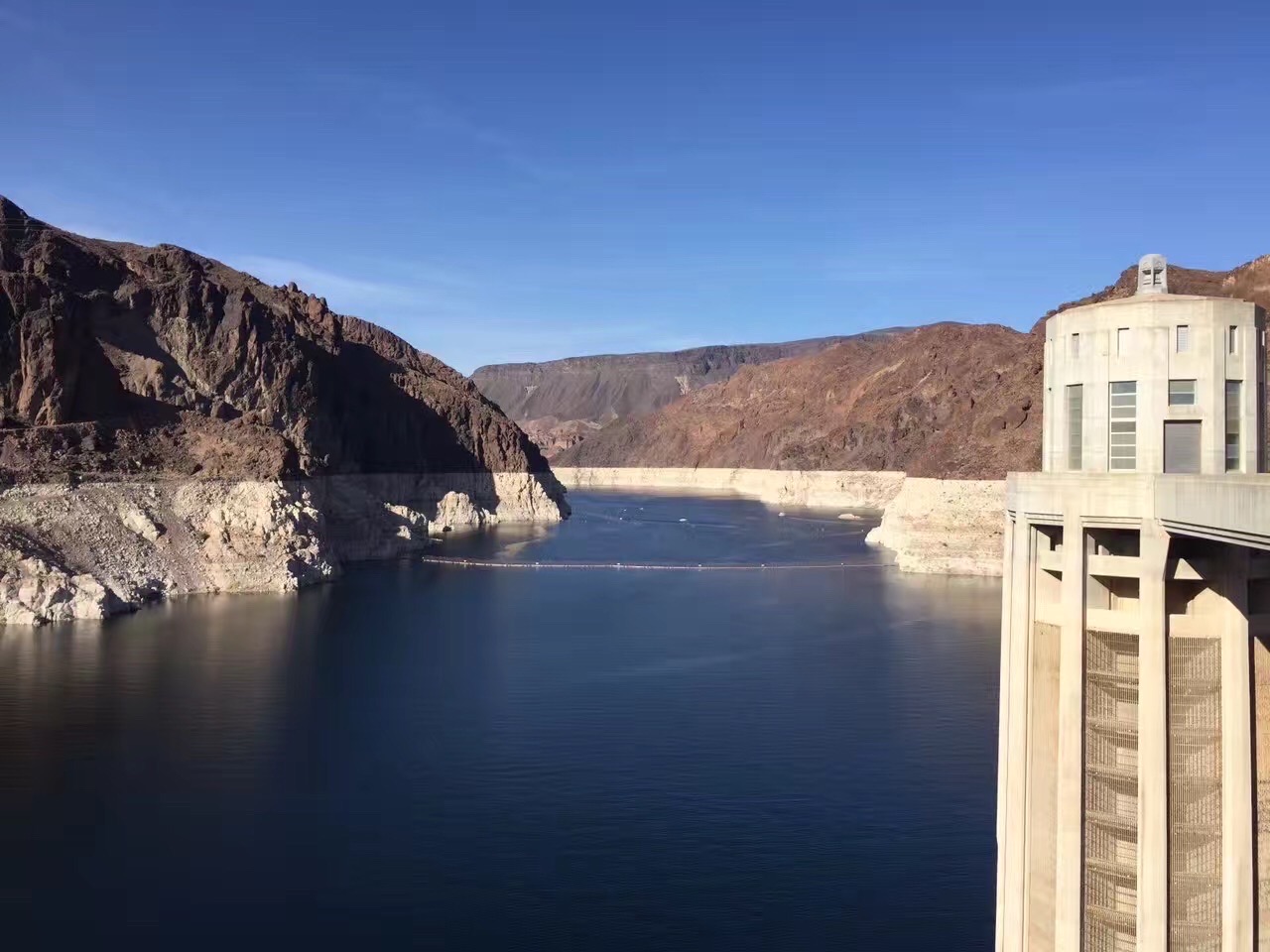 las vegas周边的胡佛水坝，工程非常浩大壮观，完美地演绎了人类的智慧，可以说是西方都江堰，但更