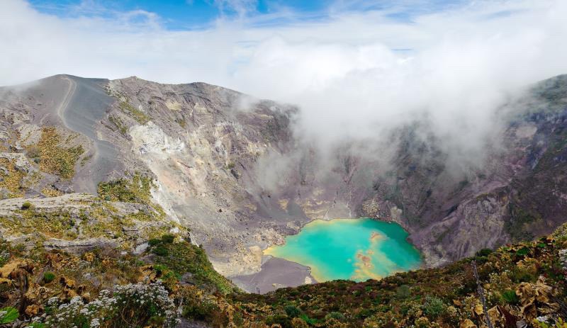 哥斯达黎加境内最高的活火山-伊拉苏火山  ❥❥我的小伙伴非常热爱旅游，我们落地在哥斯达黎加的首都圣何