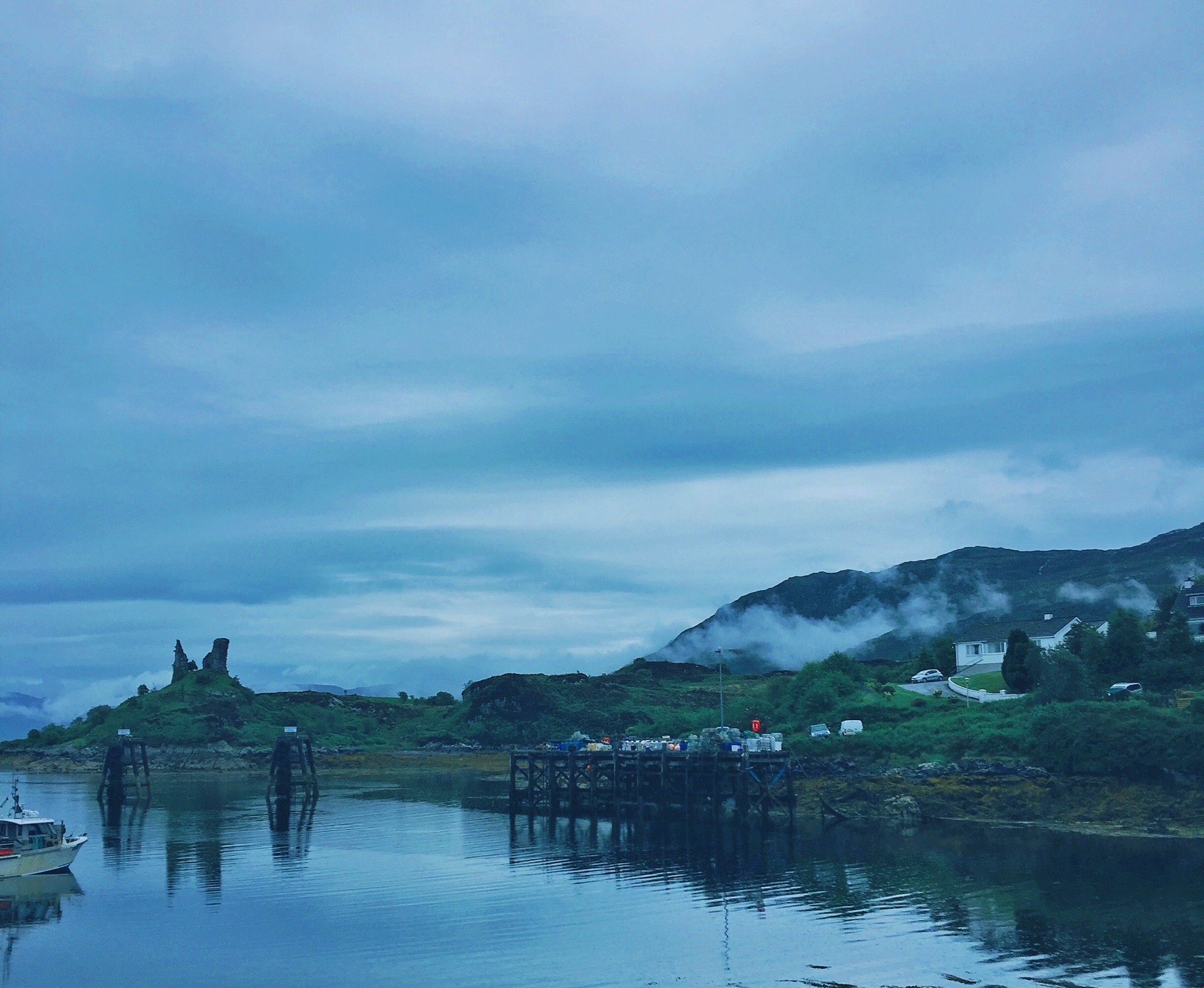 尼斯湖（Loch Ness）是英国第三大淡水湖，也是英国第二水深和面积第二大的湖泊，湖水呈黑蓝色，常