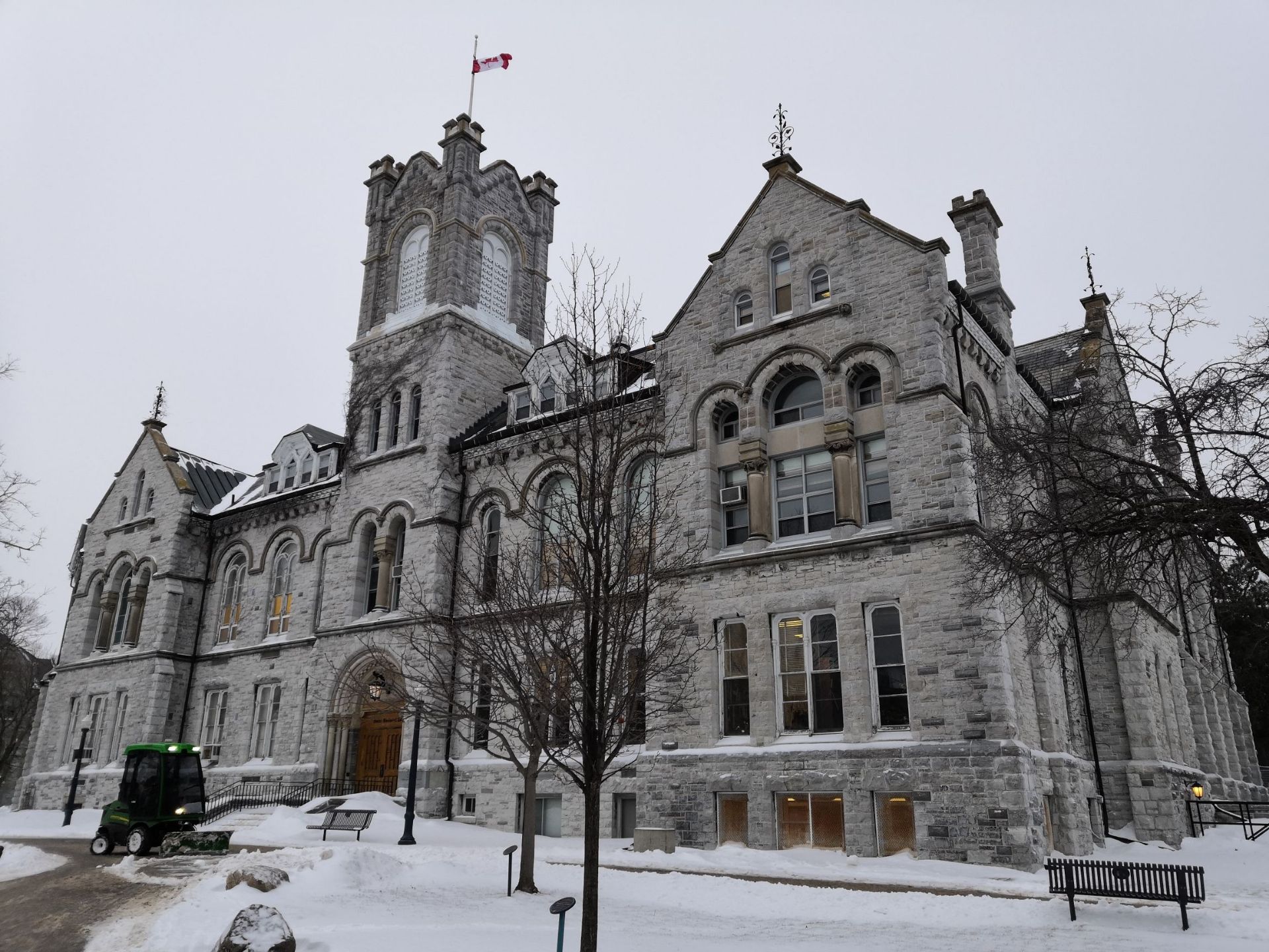 金斯顿皇后大学 金斯顿是加拿大安大略省的一座小城，离渥太华两个小时的火车车程，它的知名景点只有两个，