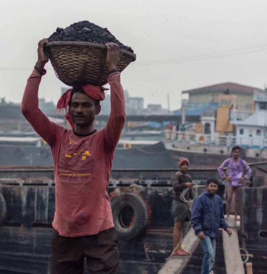 印度的孟加拉 孟加拉当地居民的贫富不均是非常严重的。 印度跟团游，庆幸看到了底层的当地人搬砖等工作场