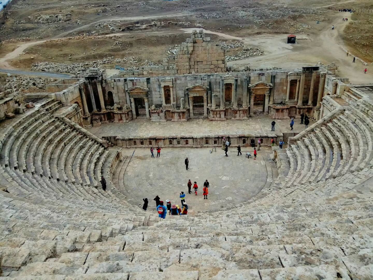 约旦的南露天剧场都是用巨石垒砌的，圆形似打开的扇子，巨石铺就的台阶依然保有精细的雕刻，迄今为止这个古