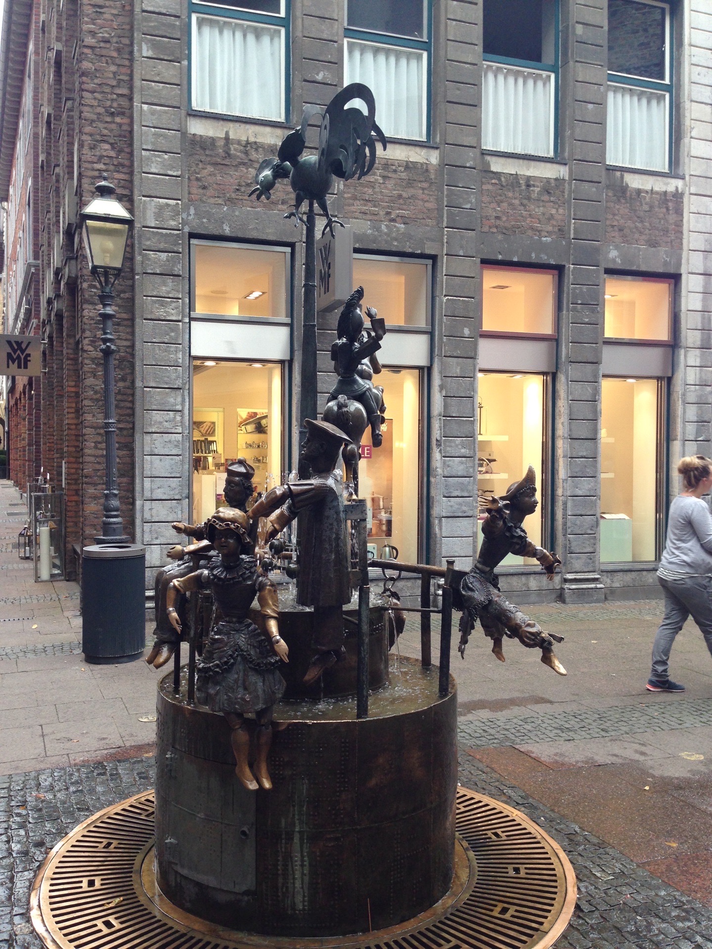 木偶喷泉（Puppenbrunnen）位于北莱茵-威斯特法伦州亚琛的钱德勒街，是大教堂和市政厅之间的