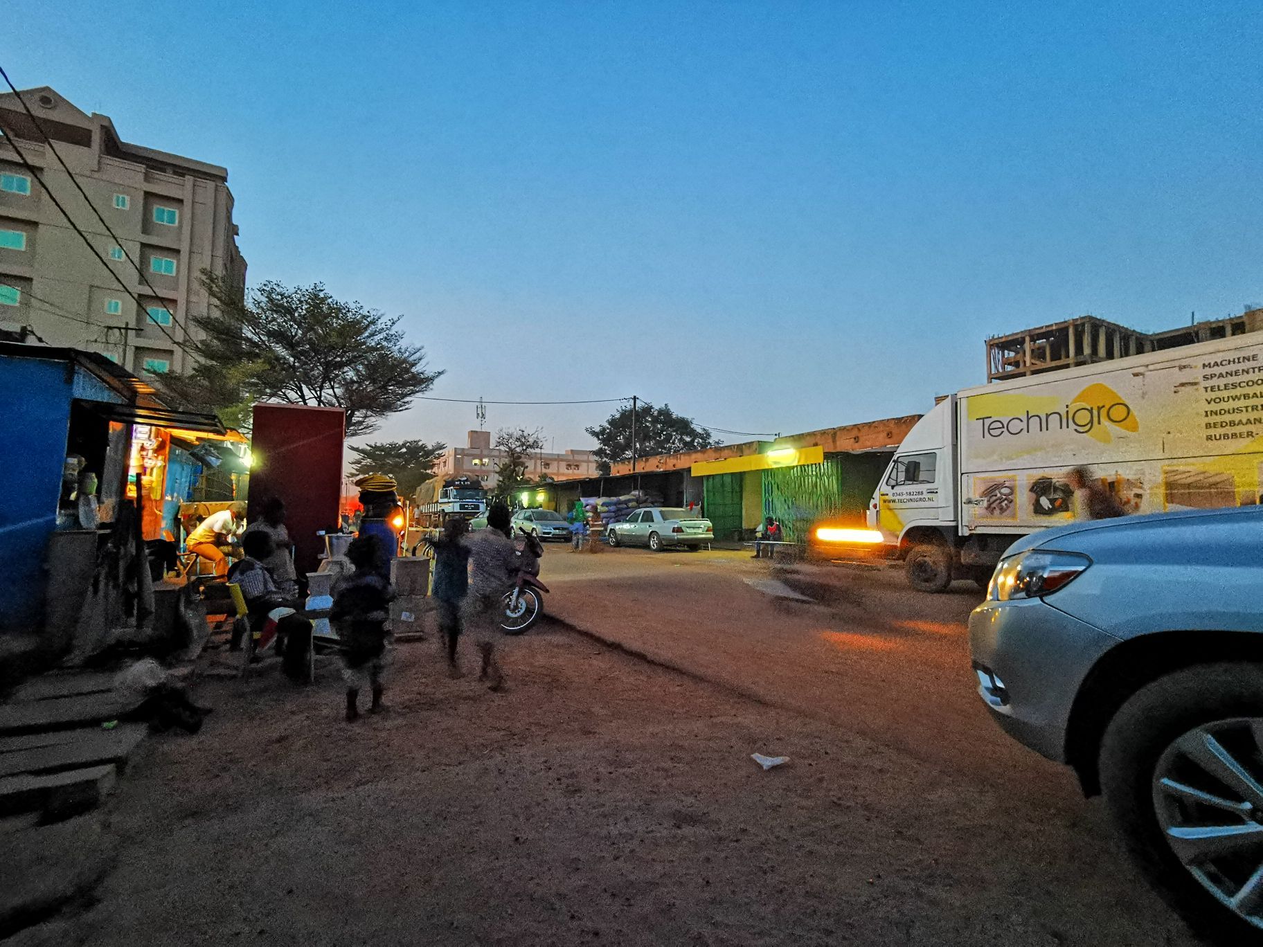 @布基纳法索 - 最贫穷国家之一 #1 瓦加杜古市的街边 #2 高级酒店也是有的 #3 所有酒店安保