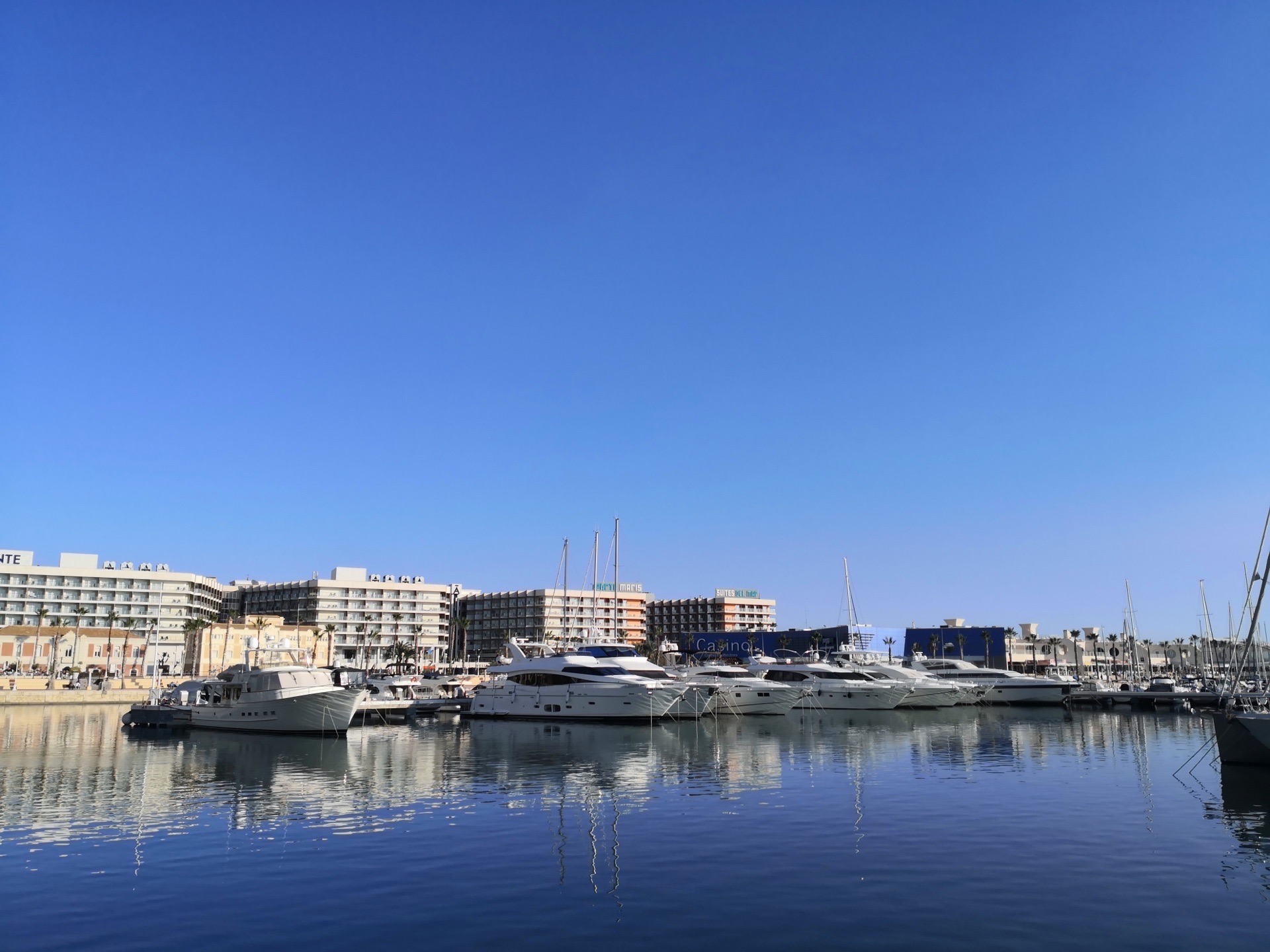 地中海沿岸适合度假的城市实在太多，Alicante阿利坎特或许是里面名不见经传的一个。因为没有太多的