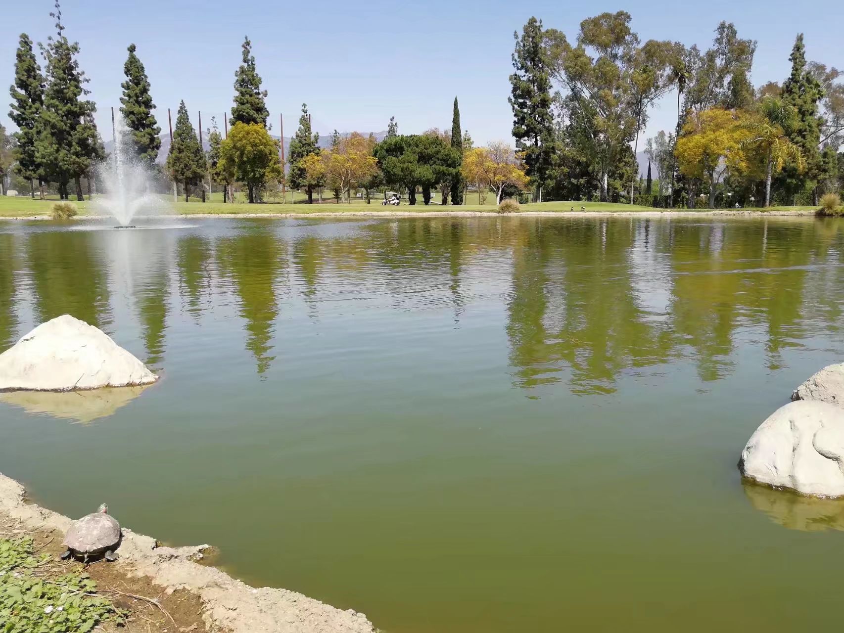 Almansor Park  一个在城市里的公园，属于阿尔罕布拉（Alhambra）市。 阿尔罕布拉
