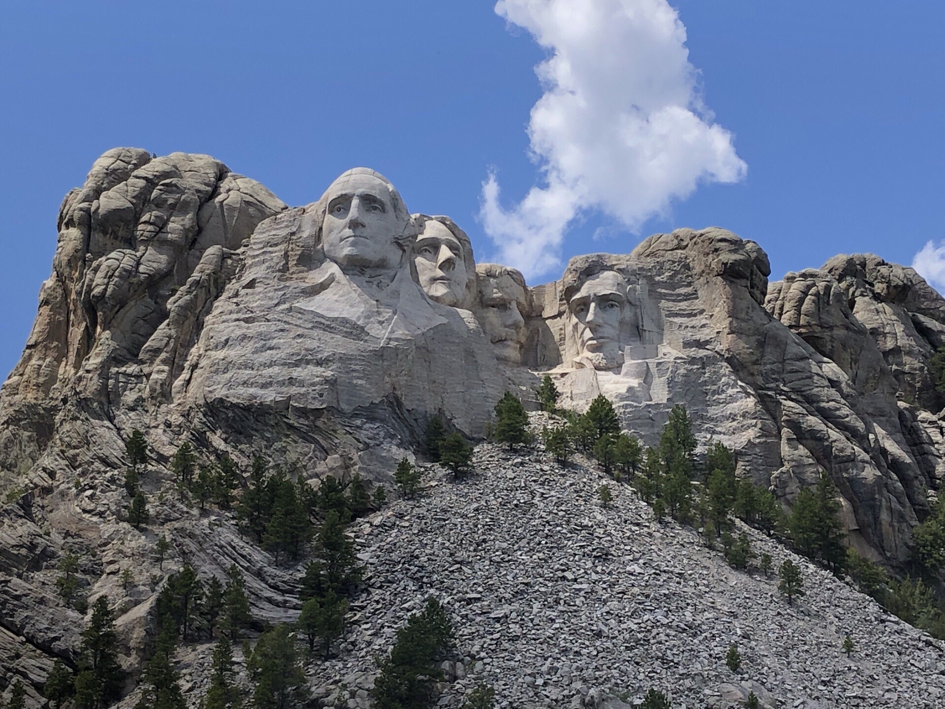 拉什莫尔山国家纪念公园，俗称美国总统公园、美国总统山、总统雕像山，坐落于美国南达科他州，还是值得一看