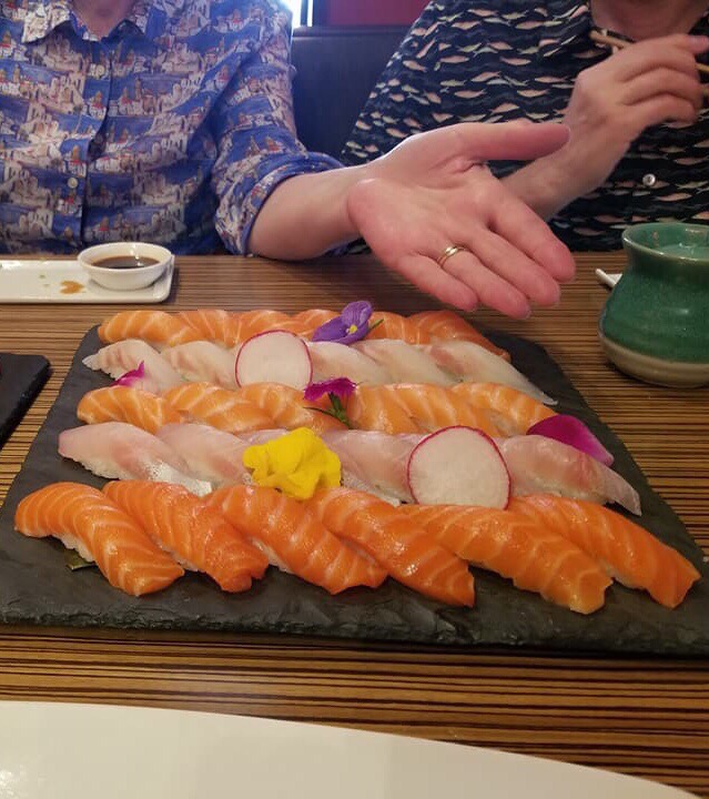 朋友请去Soma sushi日本料理餐厅吃中饭，朋友很客气，叫了很多寿司，寿司非常新鲜，量也很足，另