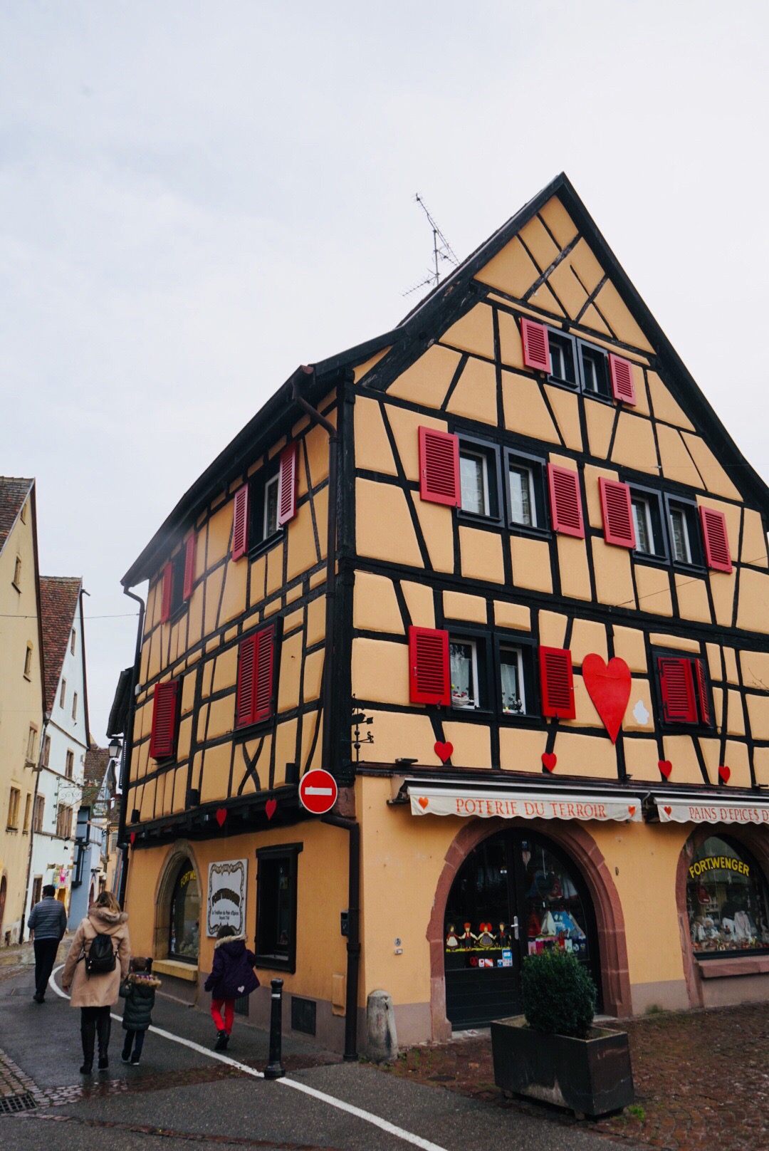 法国最美小镇eguisheim 雨中散步在法国最美乡村——Eguisheim埃吉桑 埃吉桑（法语：E