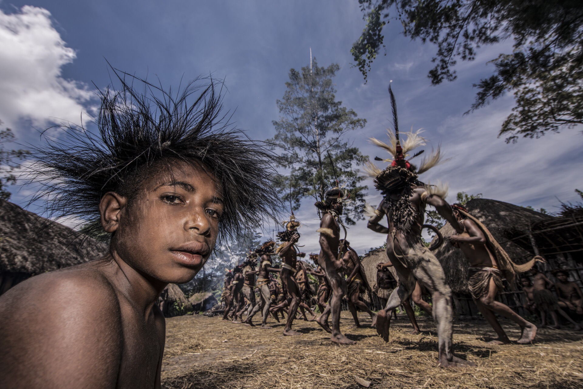 瓦梅纳的食人部落。位于印度尼西亚最东部的巴布亚岛中部，属于赤道高原地区，海拔约1200-1500米。