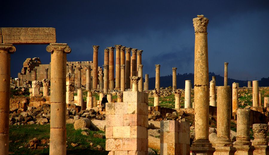 位于约旦北部的杰拉什古城，距离首都安曼40公里，早在公元前1600年，杰拉什就有人在此居住生息，直到