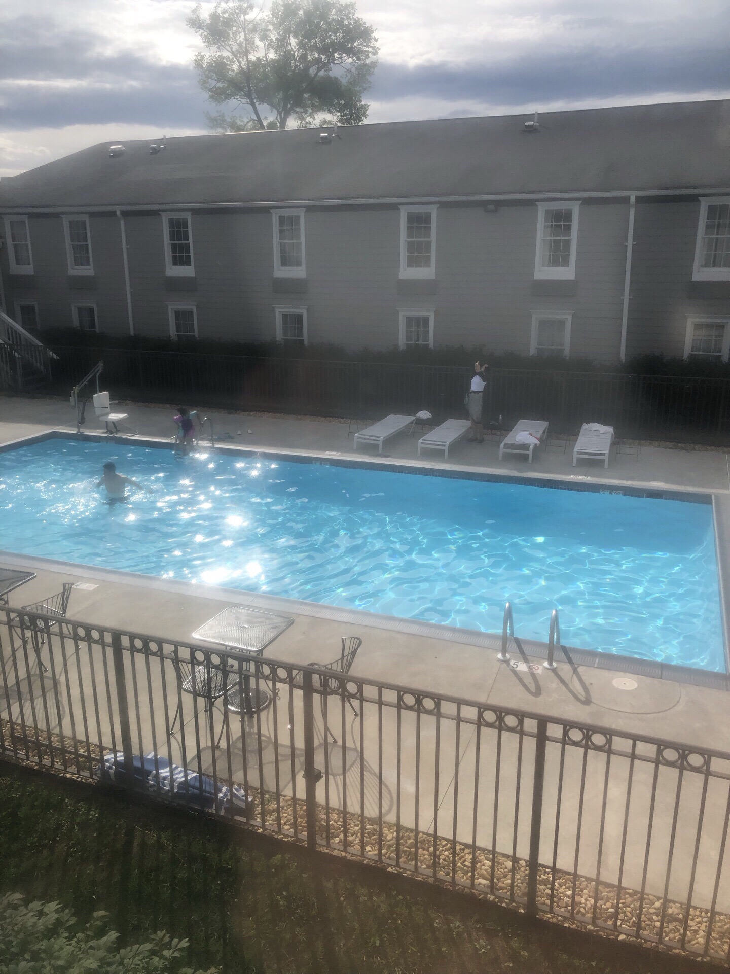 酒店有个小游泳池，有意思，周围环境不错，美国空气质量不错