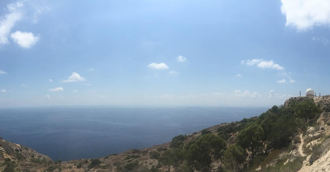 惊险又美丽的旅游景点，打卡成功  在这个无聊的假期里我和我的小伙伴来到了马耳他的一座岛屿，并且这里有