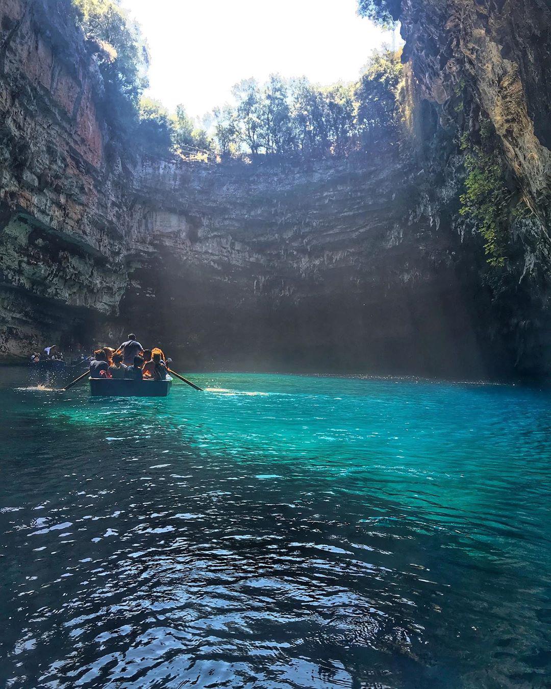 萨米绝美的天然洞穴，美到窒息  自然的力量真的是非常神奇的存在，世界上各种奇幻的美景，有些甚至是我们
