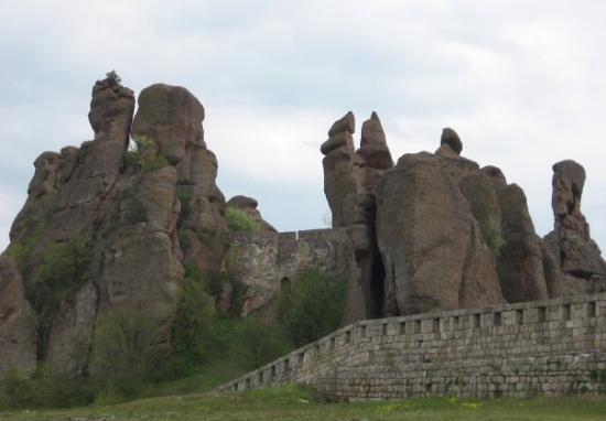 贝洛格拉奇克堡垒——巨石之上的神奇之地 贝洛格拉奇克堡垒是一个保加利亚的小众打卡点，连当地观光客都寥