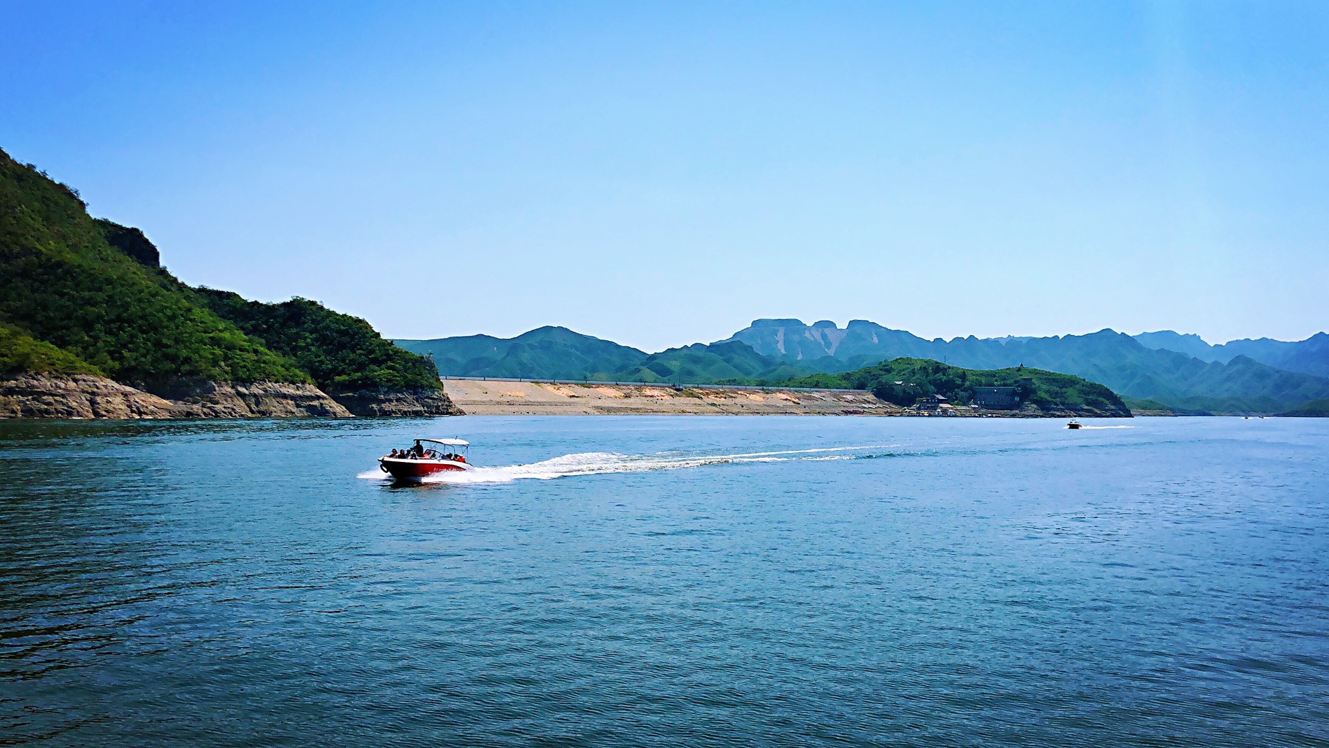 易水湖风情很好、还有水上快艇之类的游玩设施，有时间可以去看看