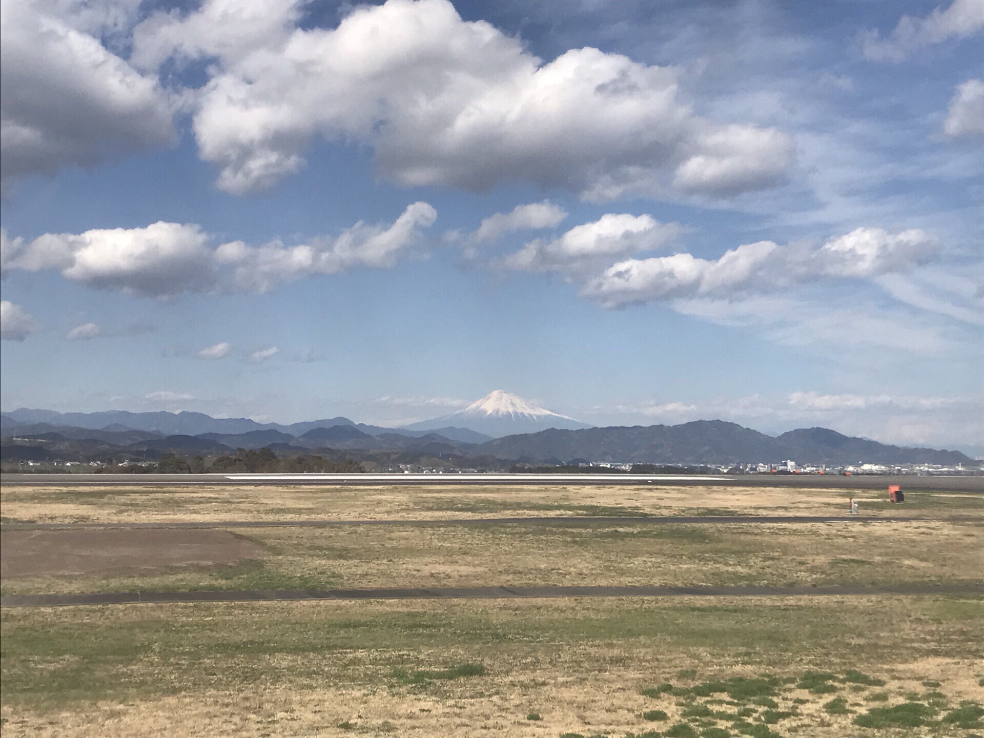 静冈机场攻略 静冈机场，又称富士山机场。机场相当小，但可远眺富士市，角度很特别，视野开阔，伴着海风，