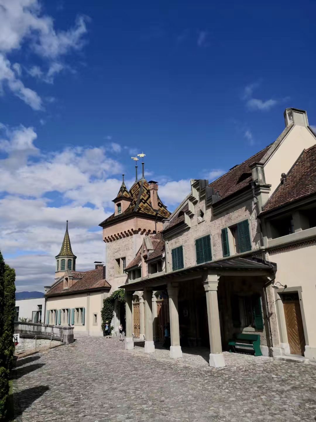 奥伯霍芬城堡座落于图恩湖畔。瑞士国家标志遗产。 最早为十三世纪奥伯霍芬土地的主人给女儿的嫁妆。在后来