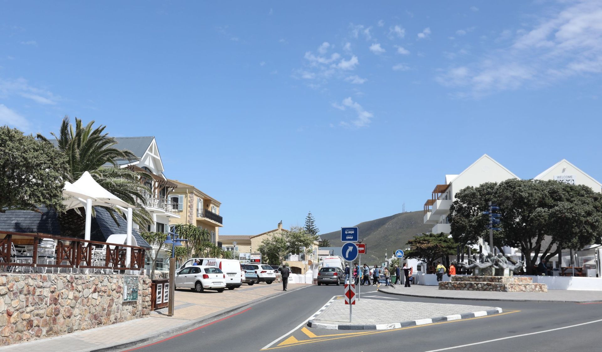 南非赫曼努斯小镇。位于南非南端沿印度洋展开，一座旅游小镇，海边景色非常漂亮。