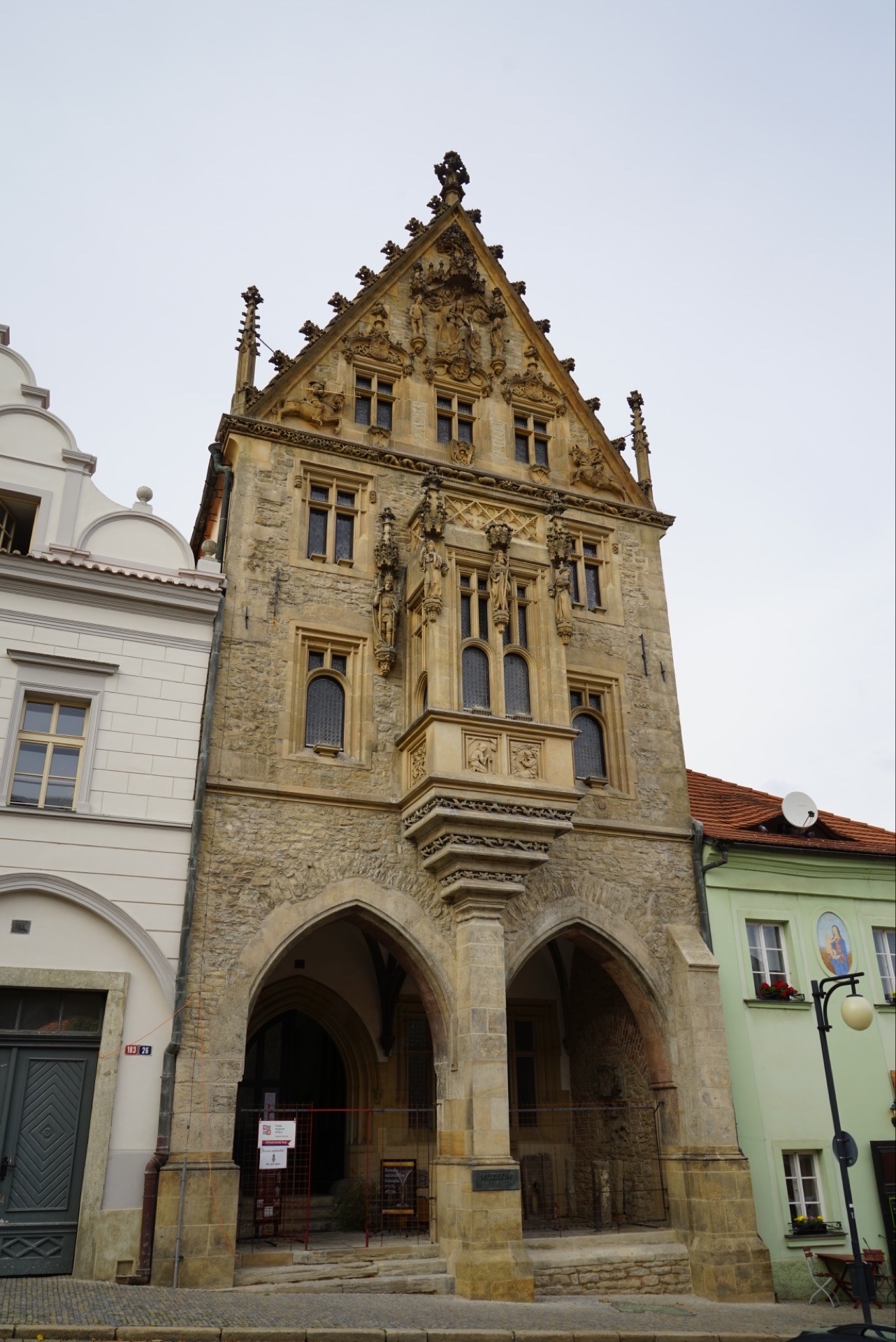 库特纳霍拉(Kutná Hora)， 常被称为“KH小镇”，距布拉格约60公里，坐火车1小时即到。公