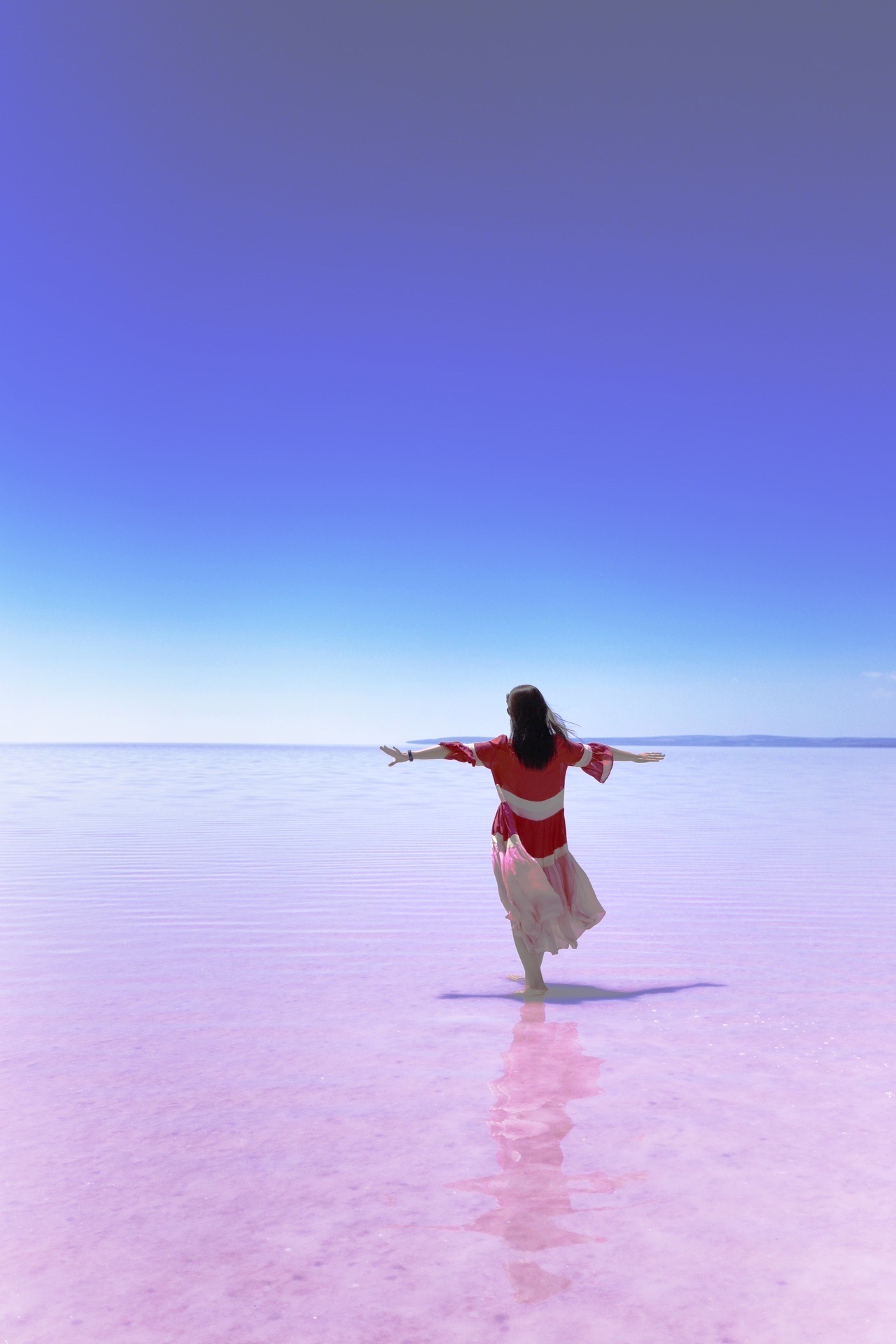 🌸粉红色的图兹盐湖  在土耳其🇹🇷安纳托利亚高原上也有一片天空之镜，而且是粉红色的，就是美丽的图兹湖