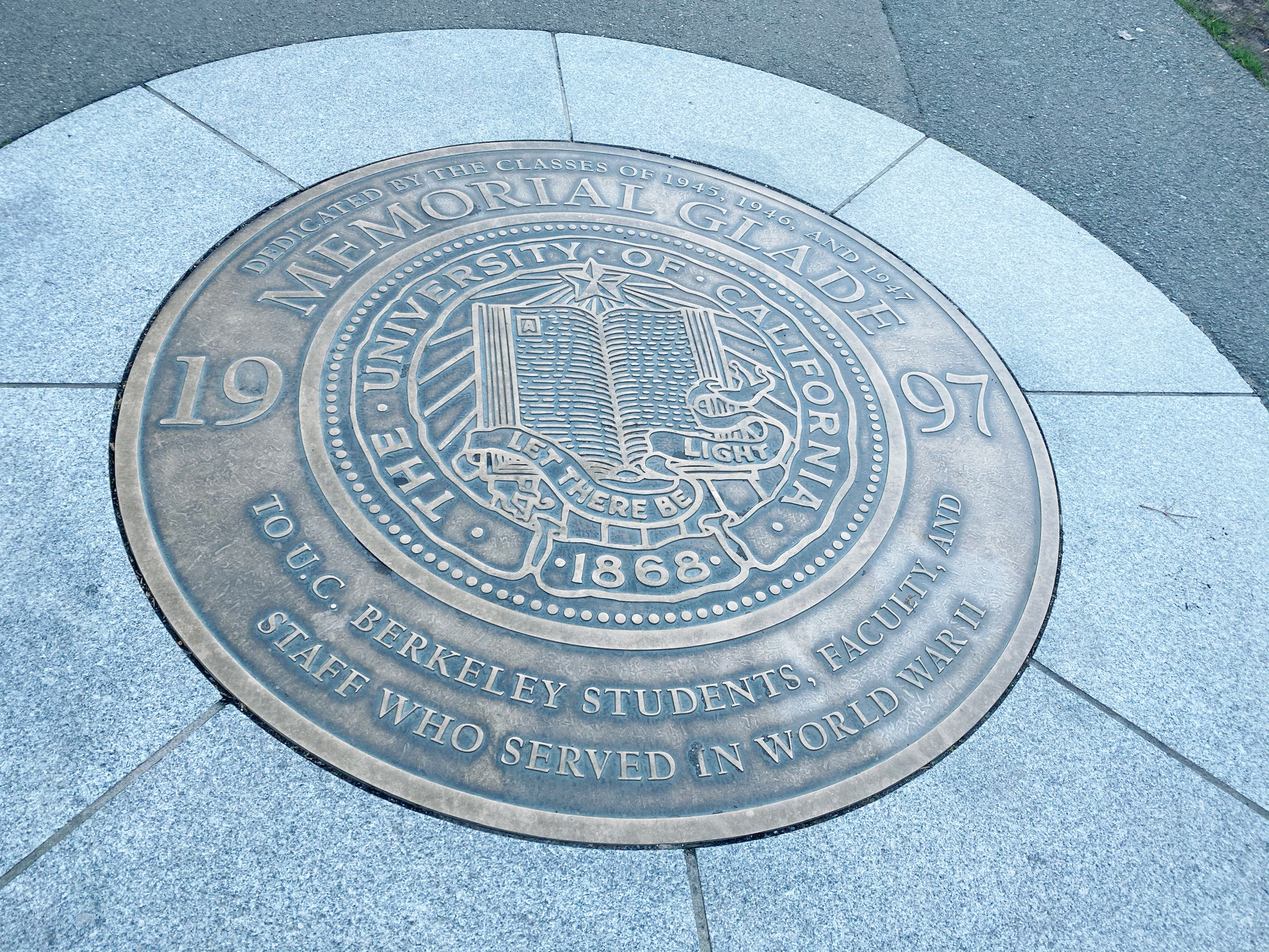 加利福尼亚大学伯克利分校成立于1861年，位于旧金山东湾伯克利市的山丘上。是美国最负盛名且是最顶尖的