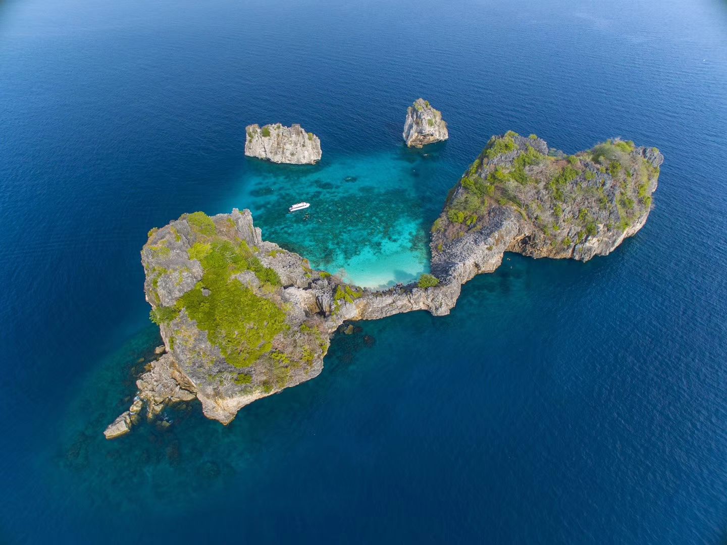 洛克岛，泰国这个鲜为人知的小众岛屿，它胜过斯米兰，媲美马代，是普吉岛上最后一个处女地。洛克岛每年仅对