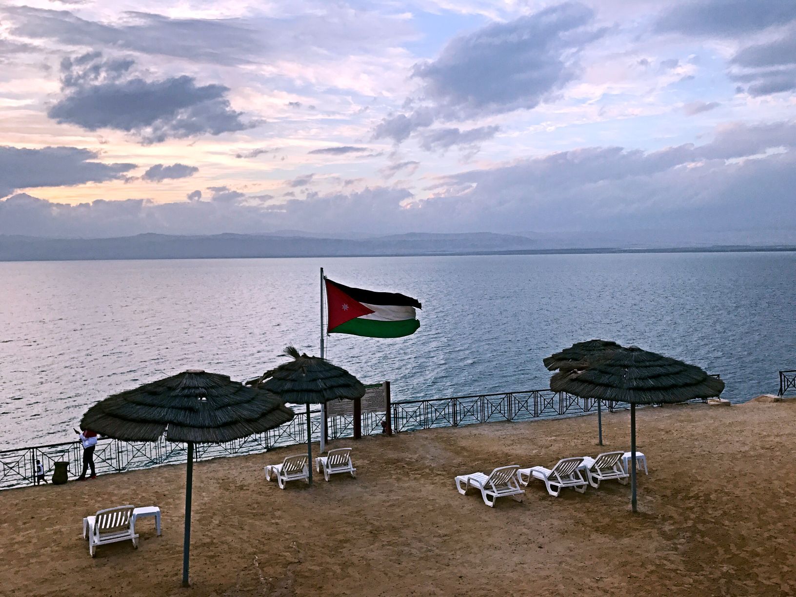 死海，是小时候课本里就有的地方，是在亚洲西部，以色列、巴勒斯坦和约旦交界处的神奇的一片海。 死海之所